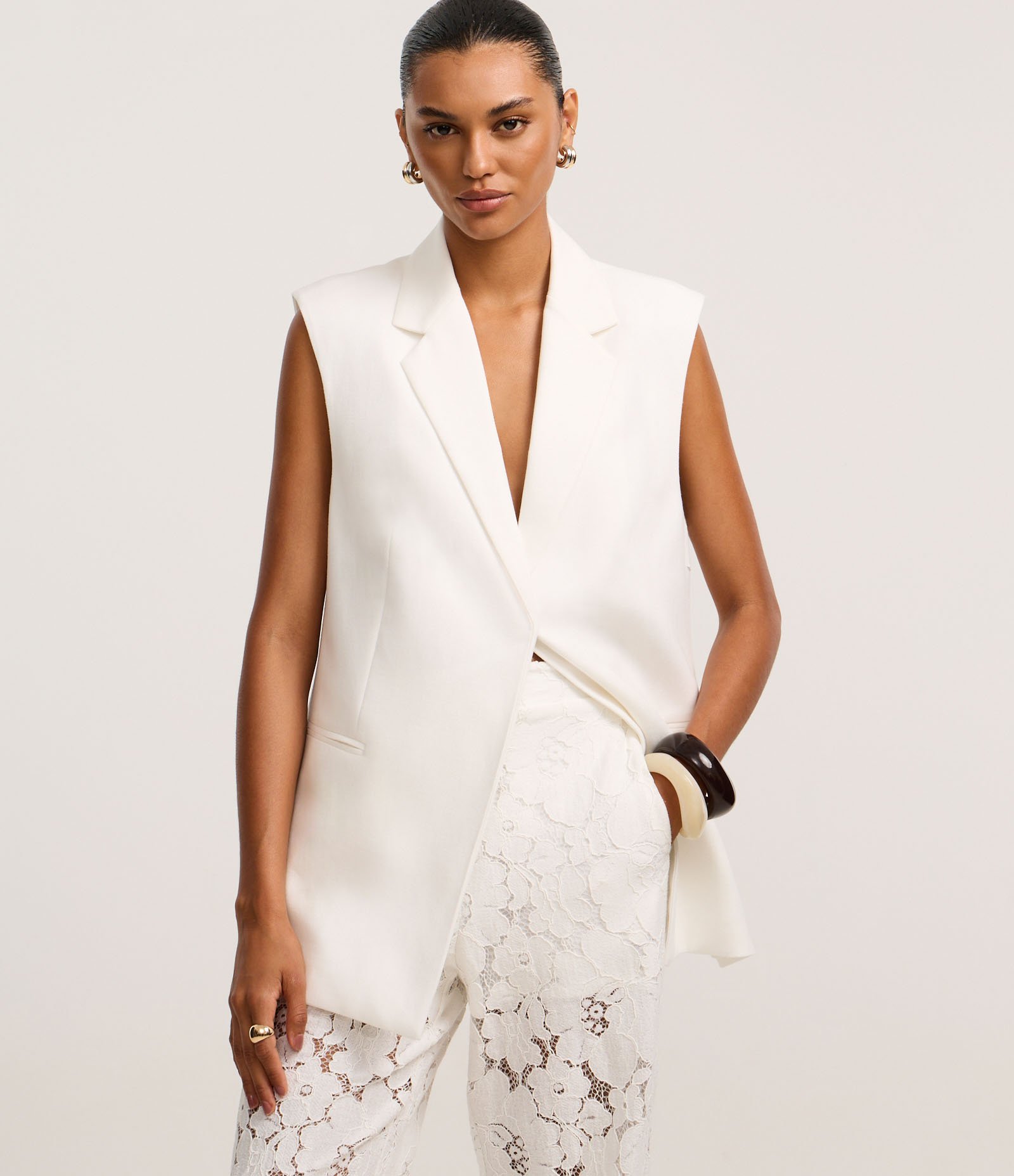 Colete Acinturado Longo com Fivela Ajustável nas Costas Off White 1