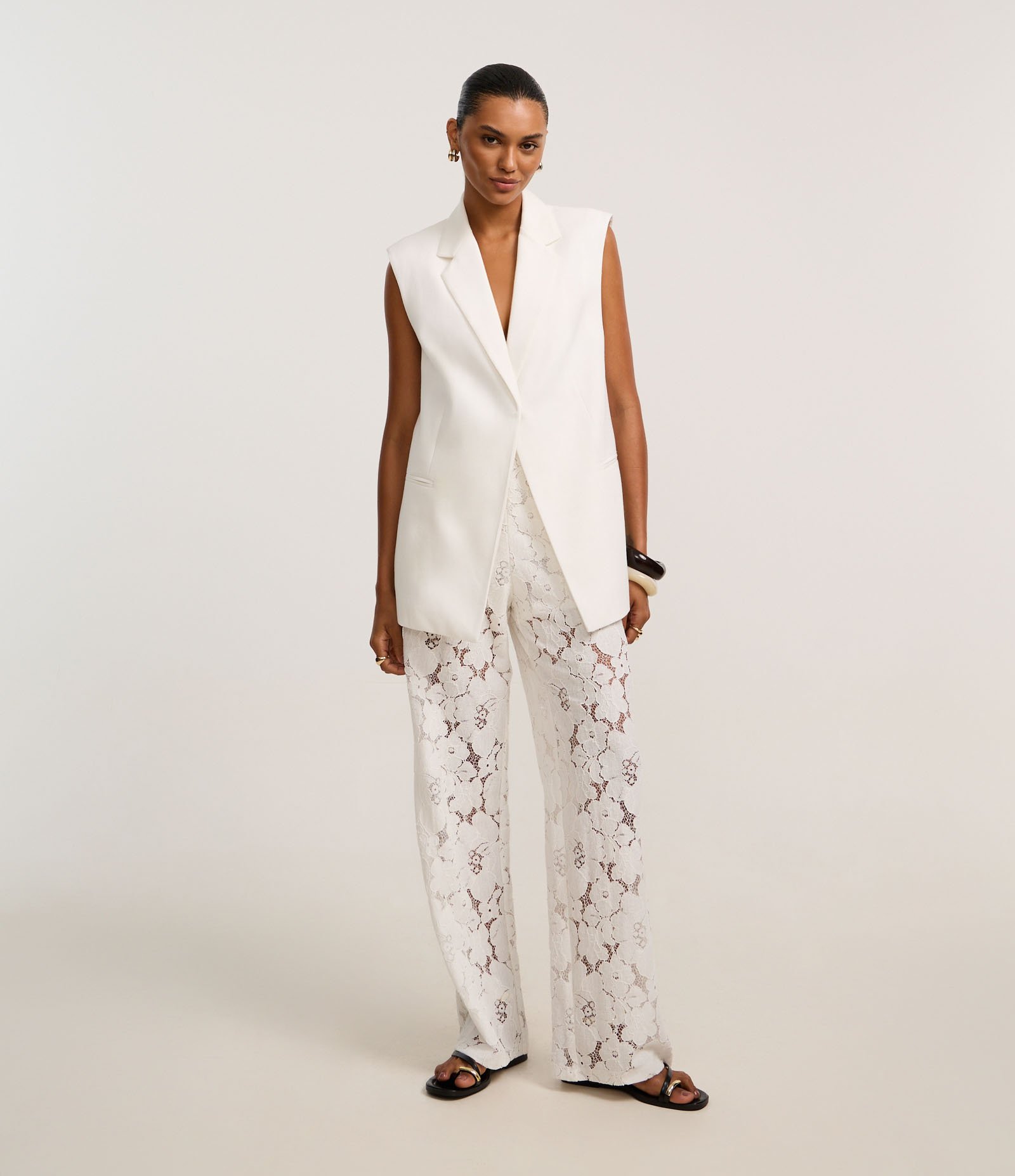 Colete Acinturado Longo com Fivela Ajustável nas Costas Off White 2