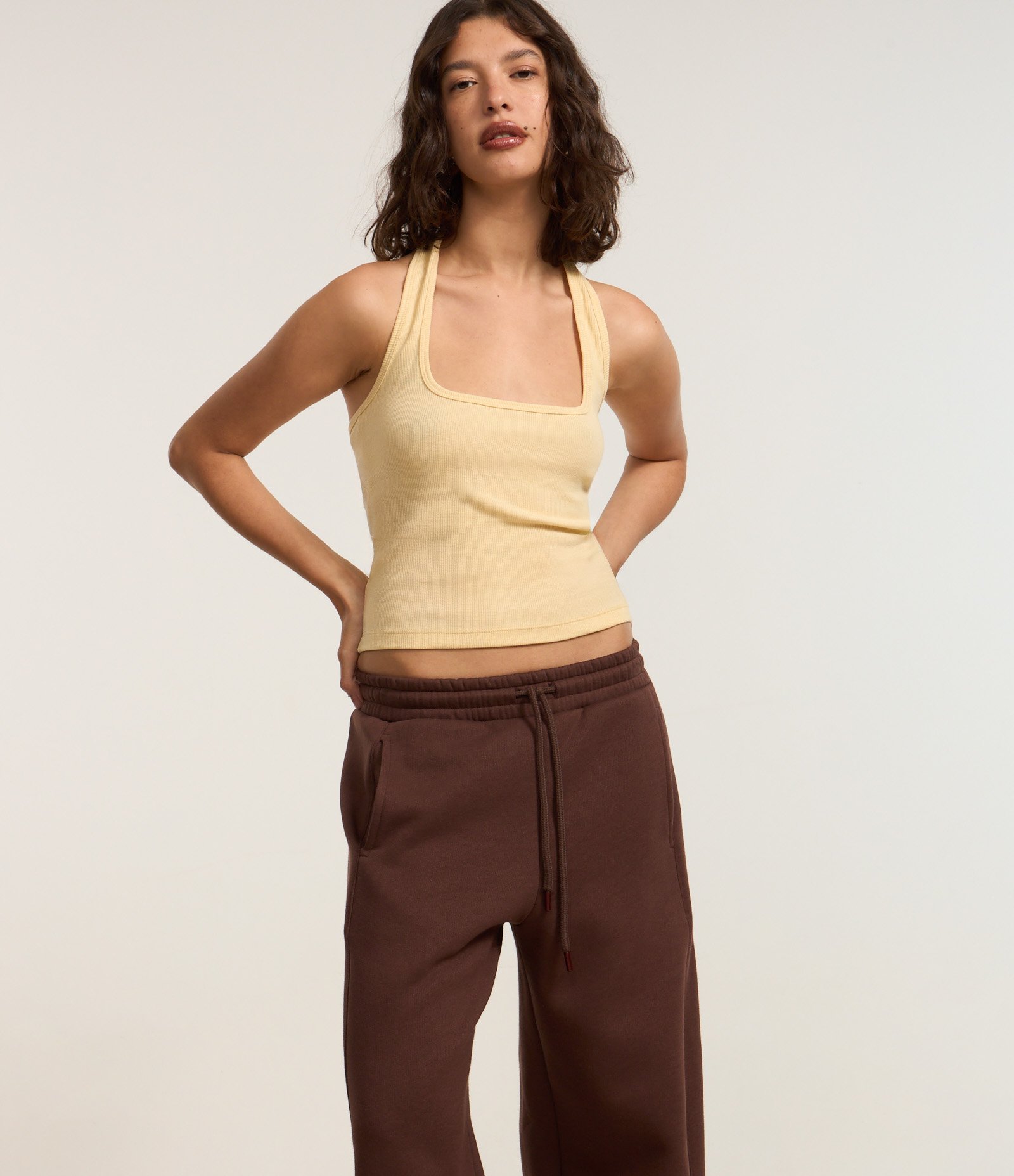 Calça Barrel em Moletom com Forro Fleece e Amarração na Cintura Marrom 2