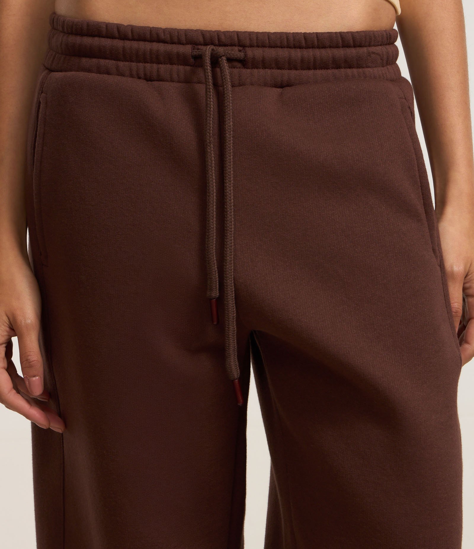 Calça Barrel em Moletom com Forro Fleece e Amarração na Cintura Marrom 4