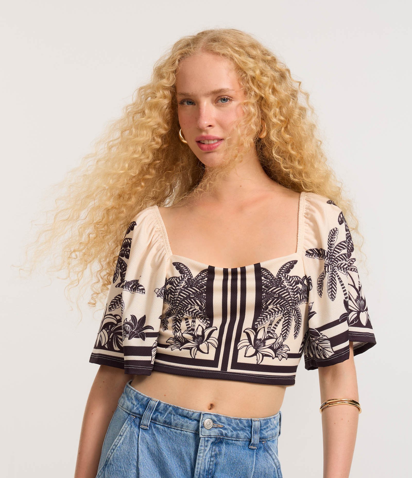 Blusa Cropped com Decote Quadrado e Estampa Mata Atlântica Bege 1