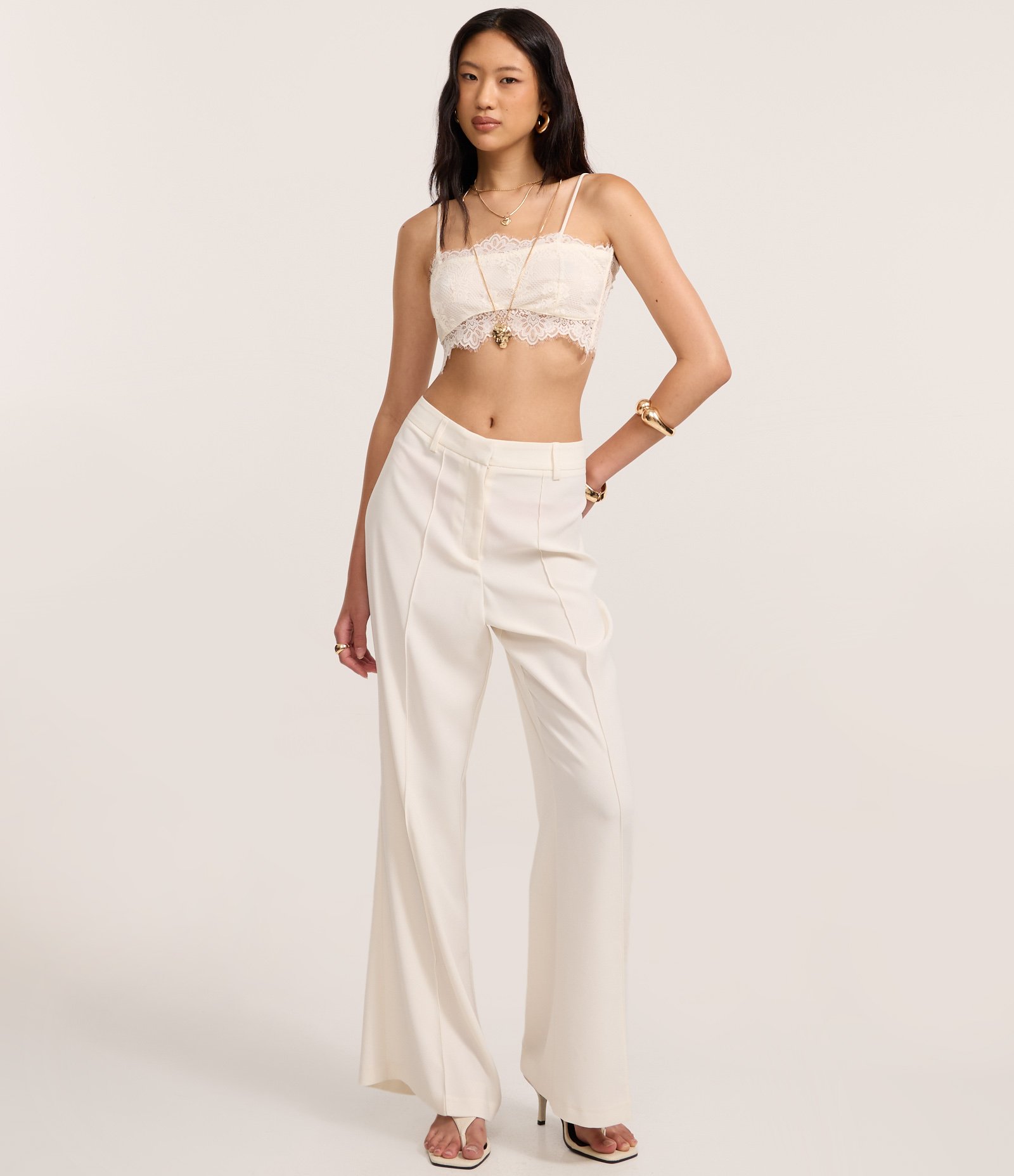 Blusa Cropped de Alça em Renda com Forro Off White 2