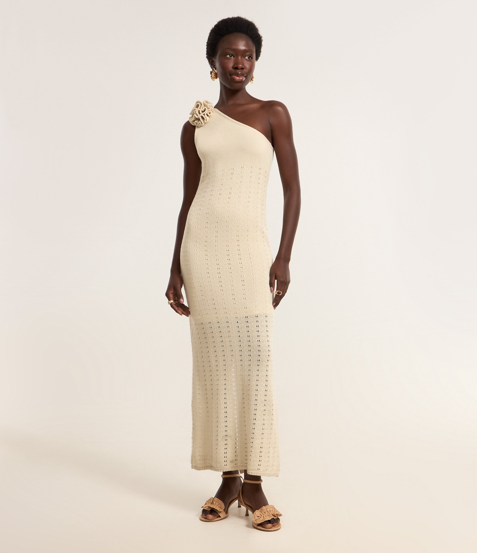 Vestido Long Midi Ombro Só em Tricô com Flor de Tecido Bege 1