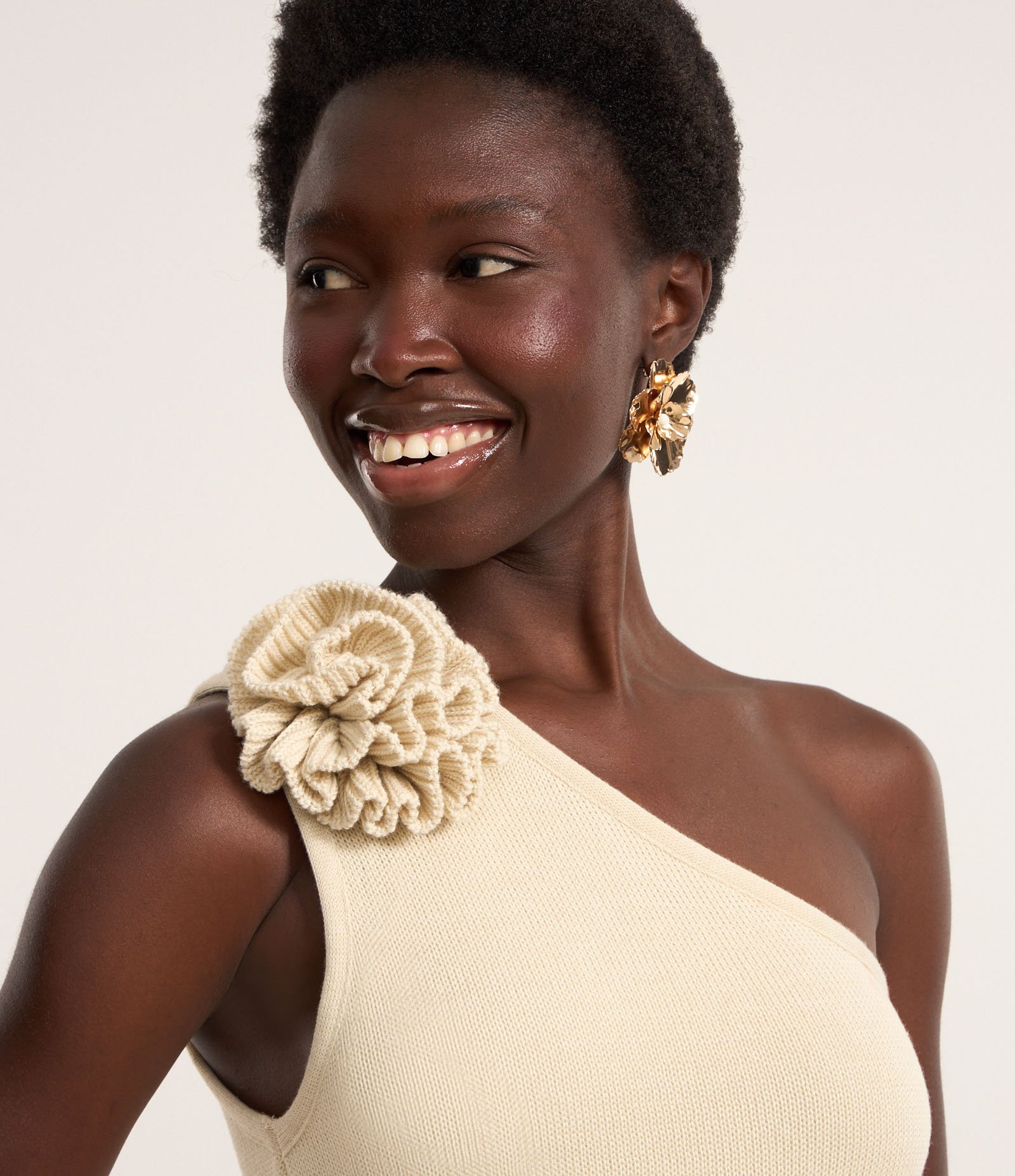 Vestido Long Midi Ombro Só em Tricô com Flor de Tecido Bege 2