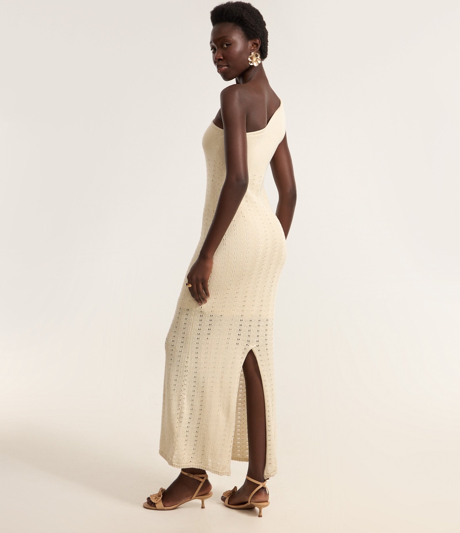 Vestido Long Midi Ombro Só em Tricô com Flor de Tecido Bege 3