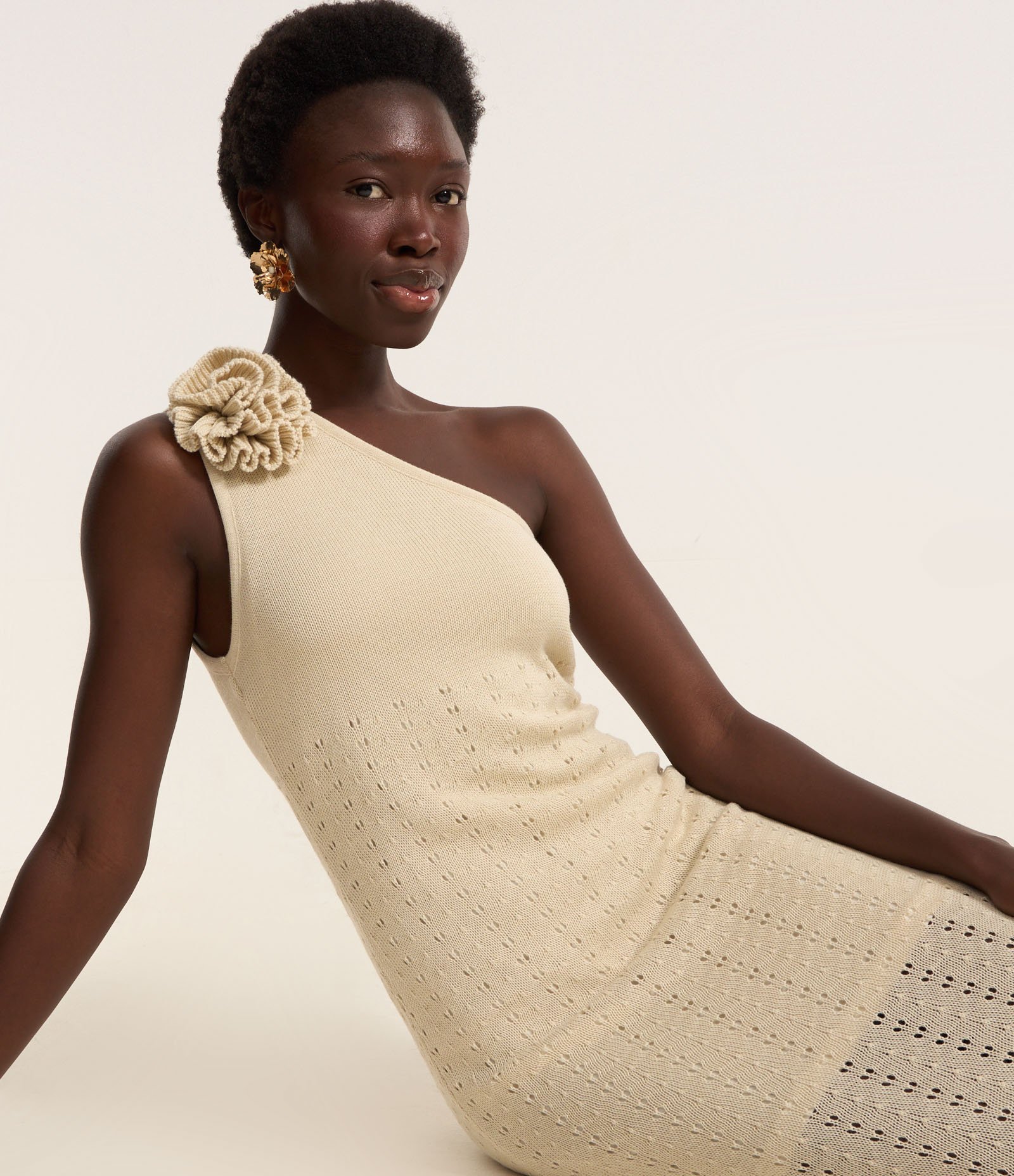 Vestido Long Midi Ombro Só em Tricô com Flor de Tecido Bege 4