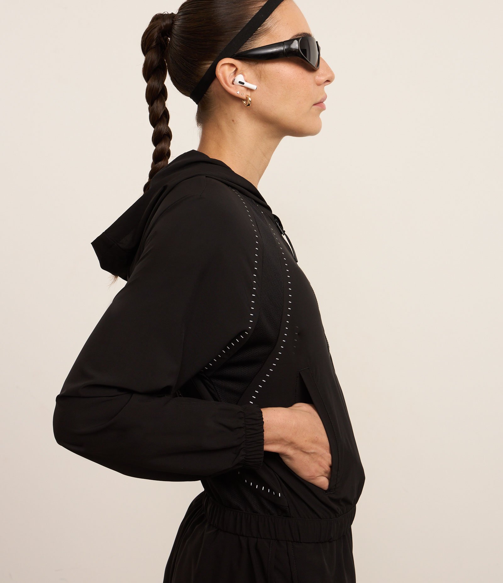 Jaqueta Esportiva Cropped com Detalhe Refletivo Preto 1