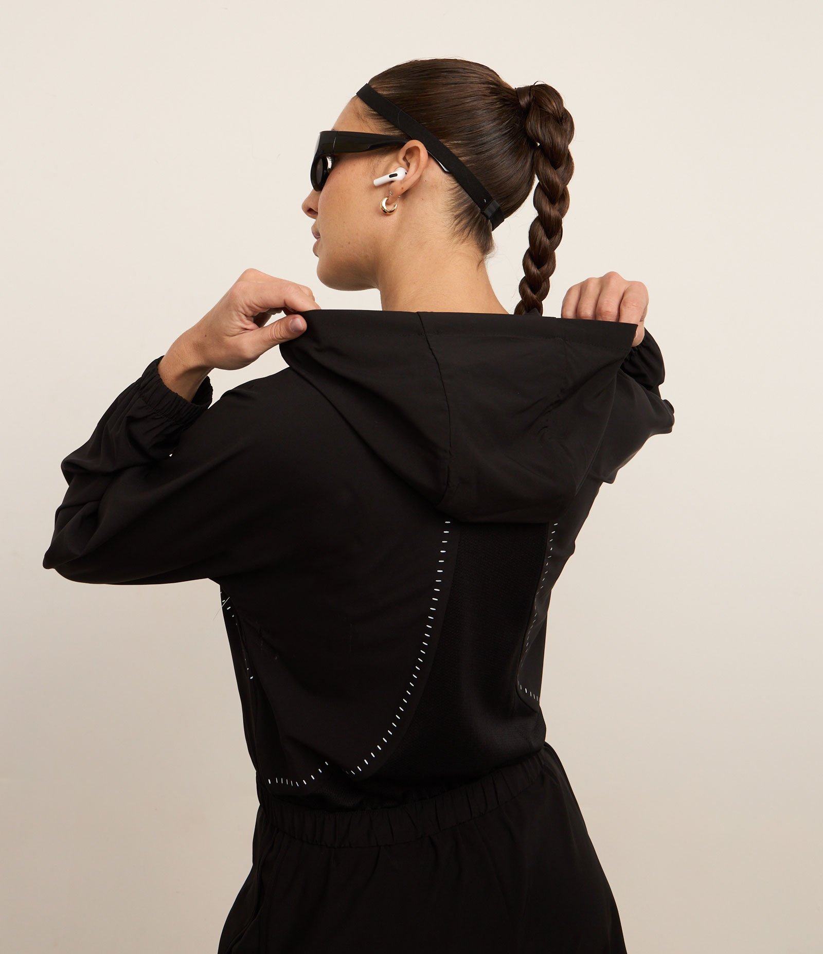 Jaqueta Esportiva Cropped com Detalhe Refletivo Preto 5