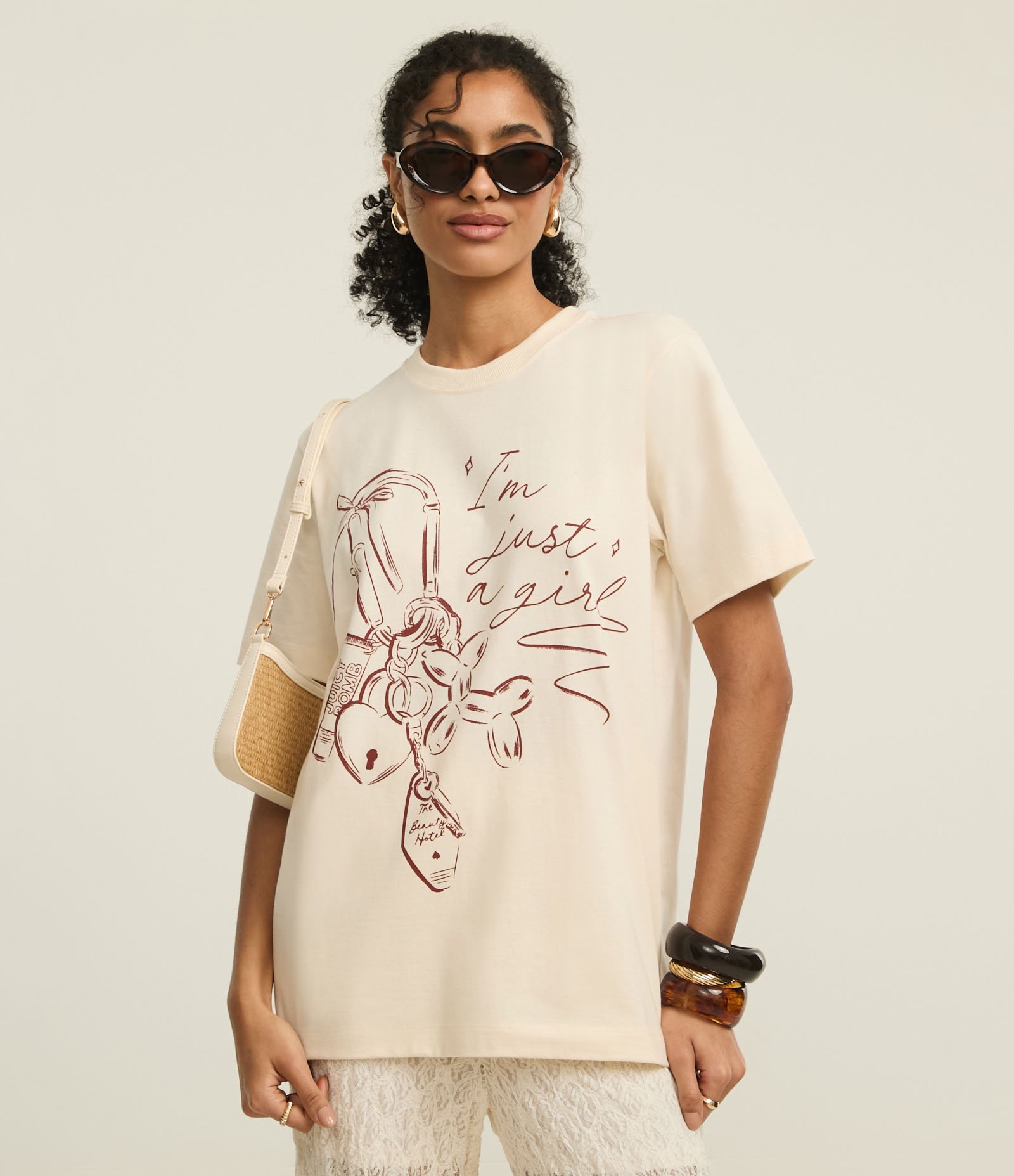 Camiseta em Algodão com Estampa Chaveiro Im Just a Girl Bege 1