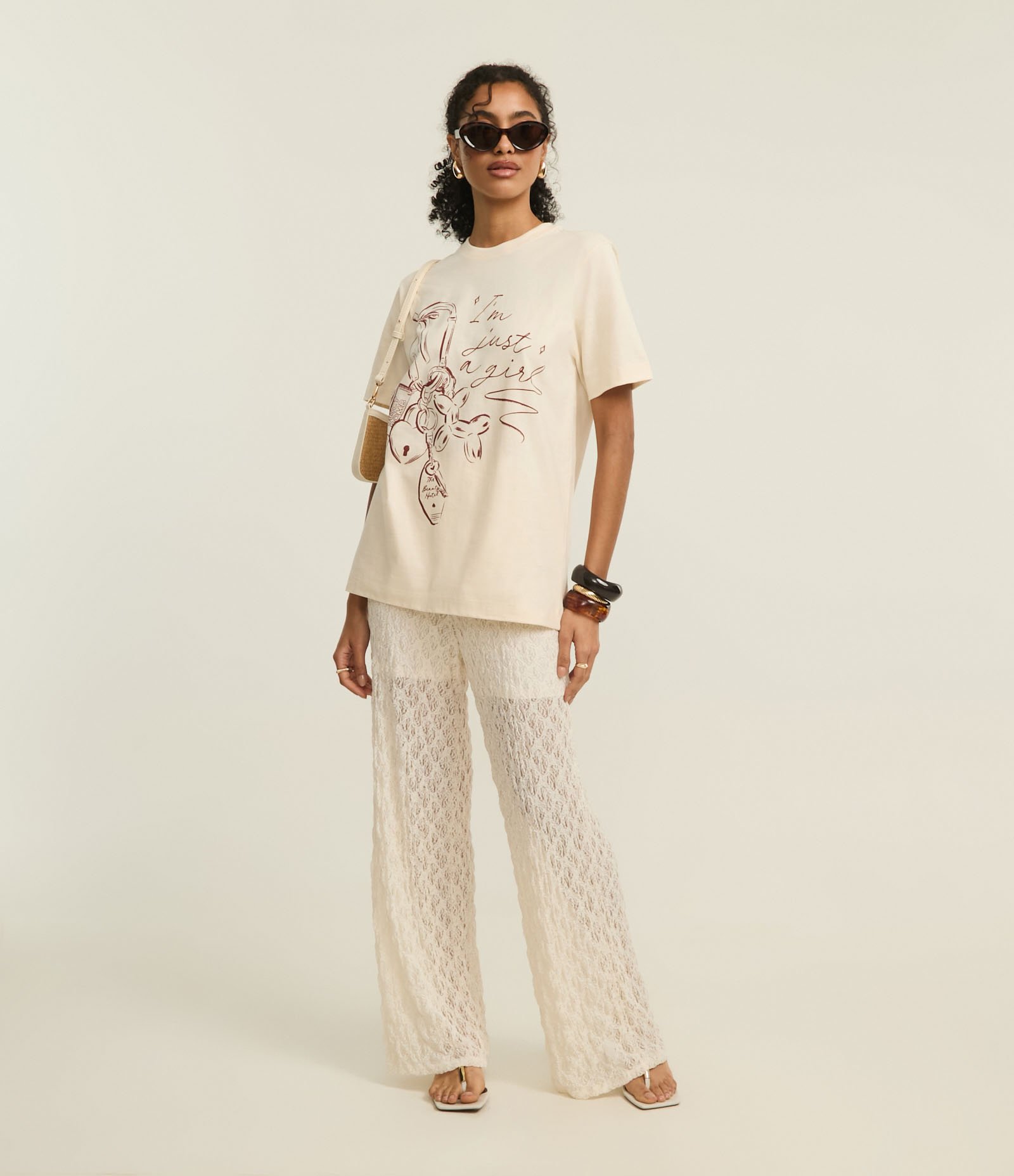 Camiseta em Algodão com Estampa Chaveiro Im Just a Girl Bege 2