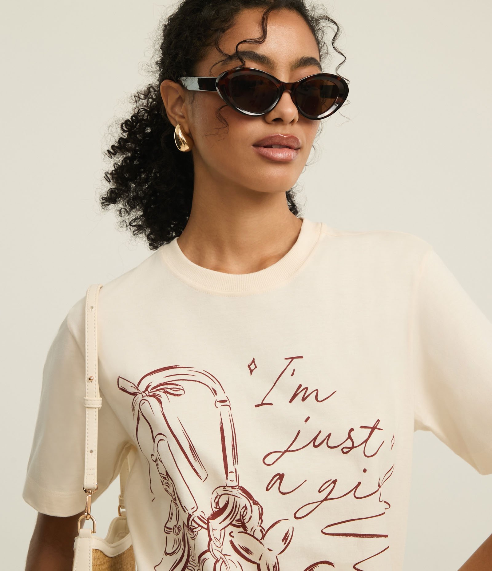 Camiseta em Algodão com Estampa Chaveiro Im Just a Girl Bege 3