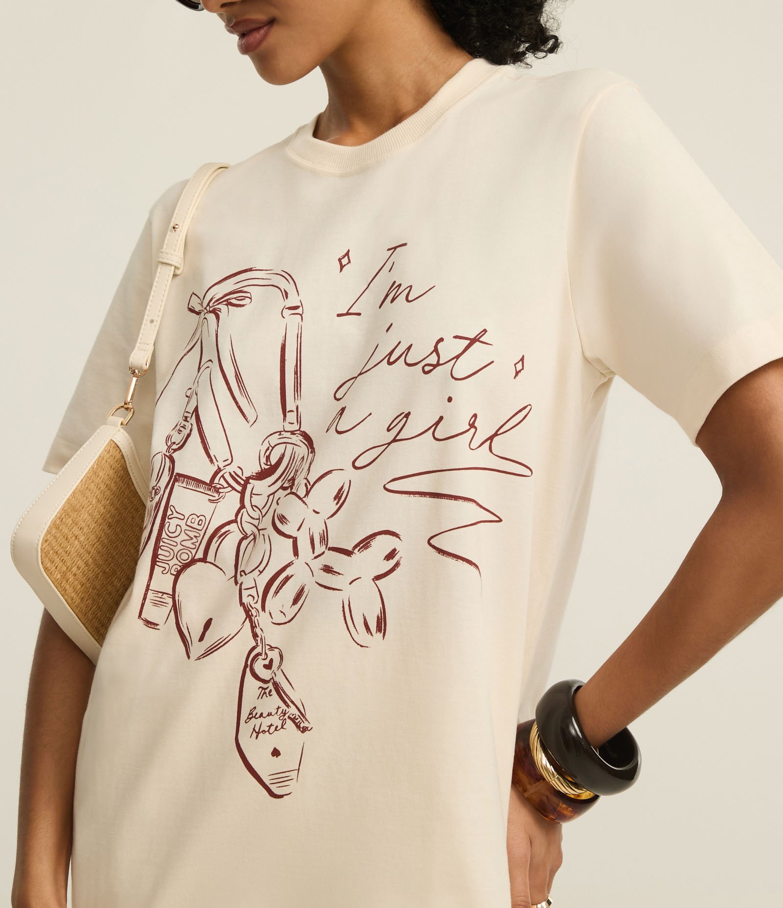 Camiseta em Algodão com Estampa Chaveiro Im Just a Girl Bege 4