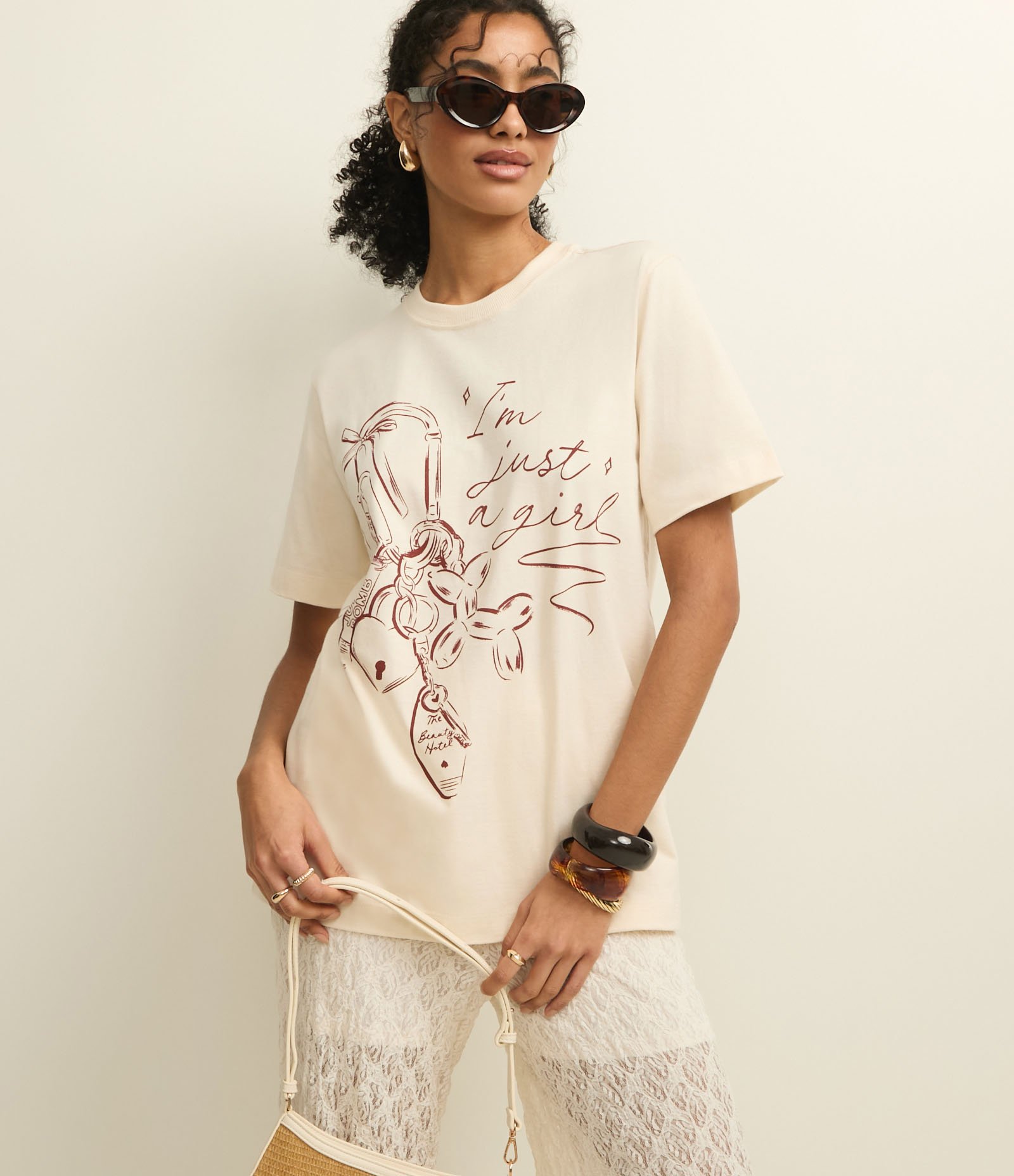 Camiseta em Algodão com Estampa Chaveiro Im Just a Girl Bege 5