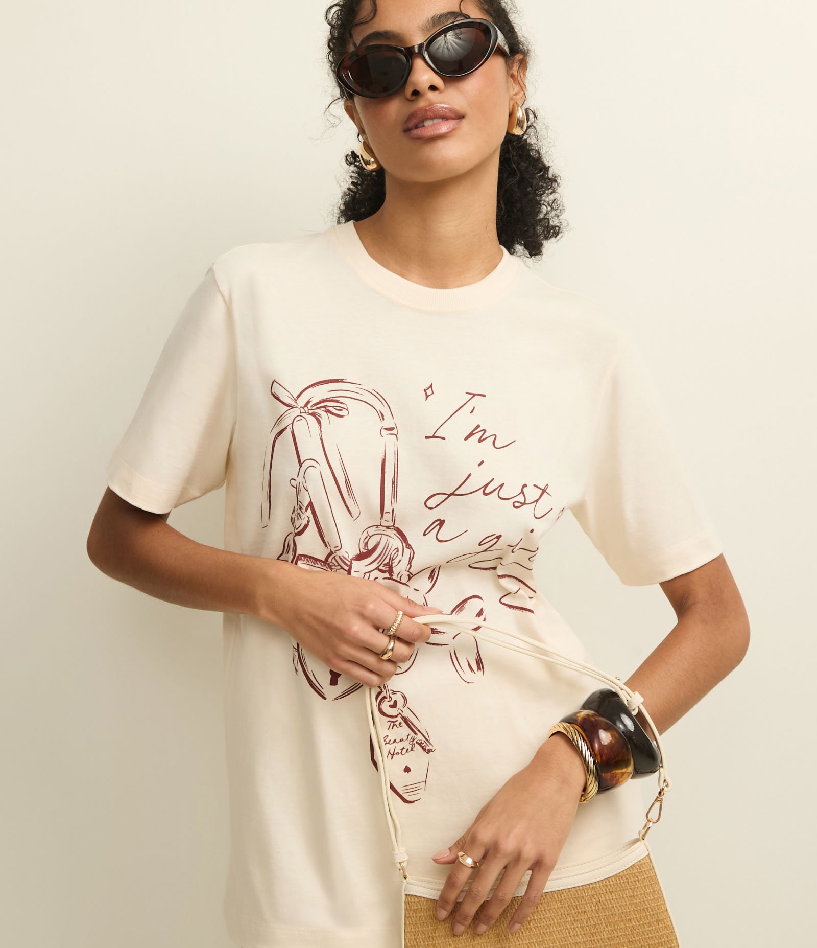 Camiseta em Algodão com Estampa Chaveiro Im Just a Girl Bege 6