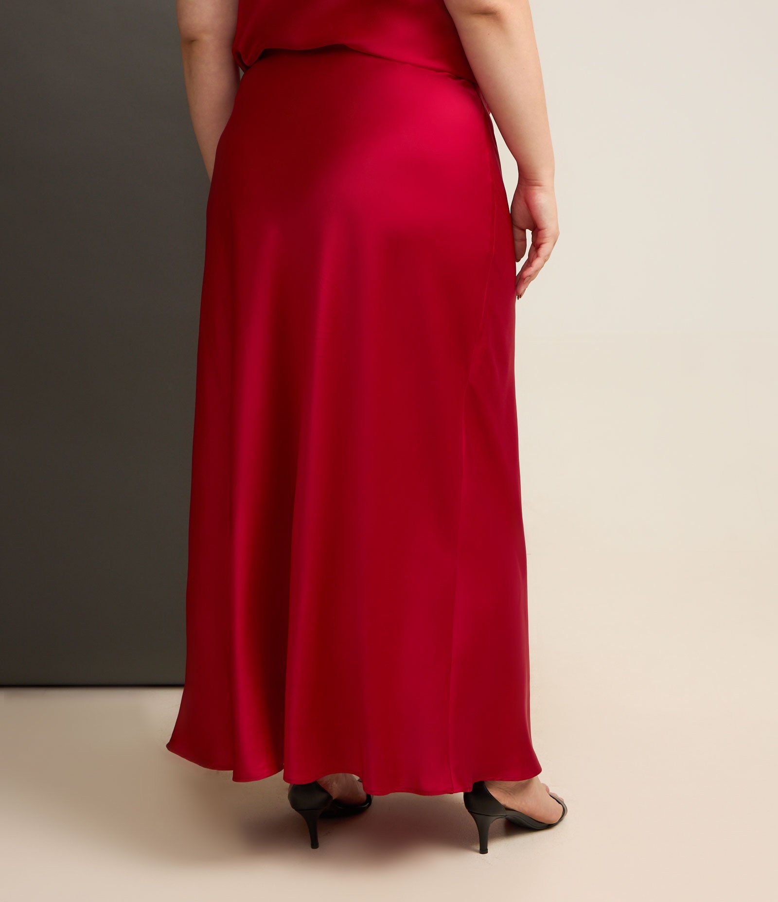 Saia Longa em Crepe Acetinada Curve & Plus Size Vermelho 3
