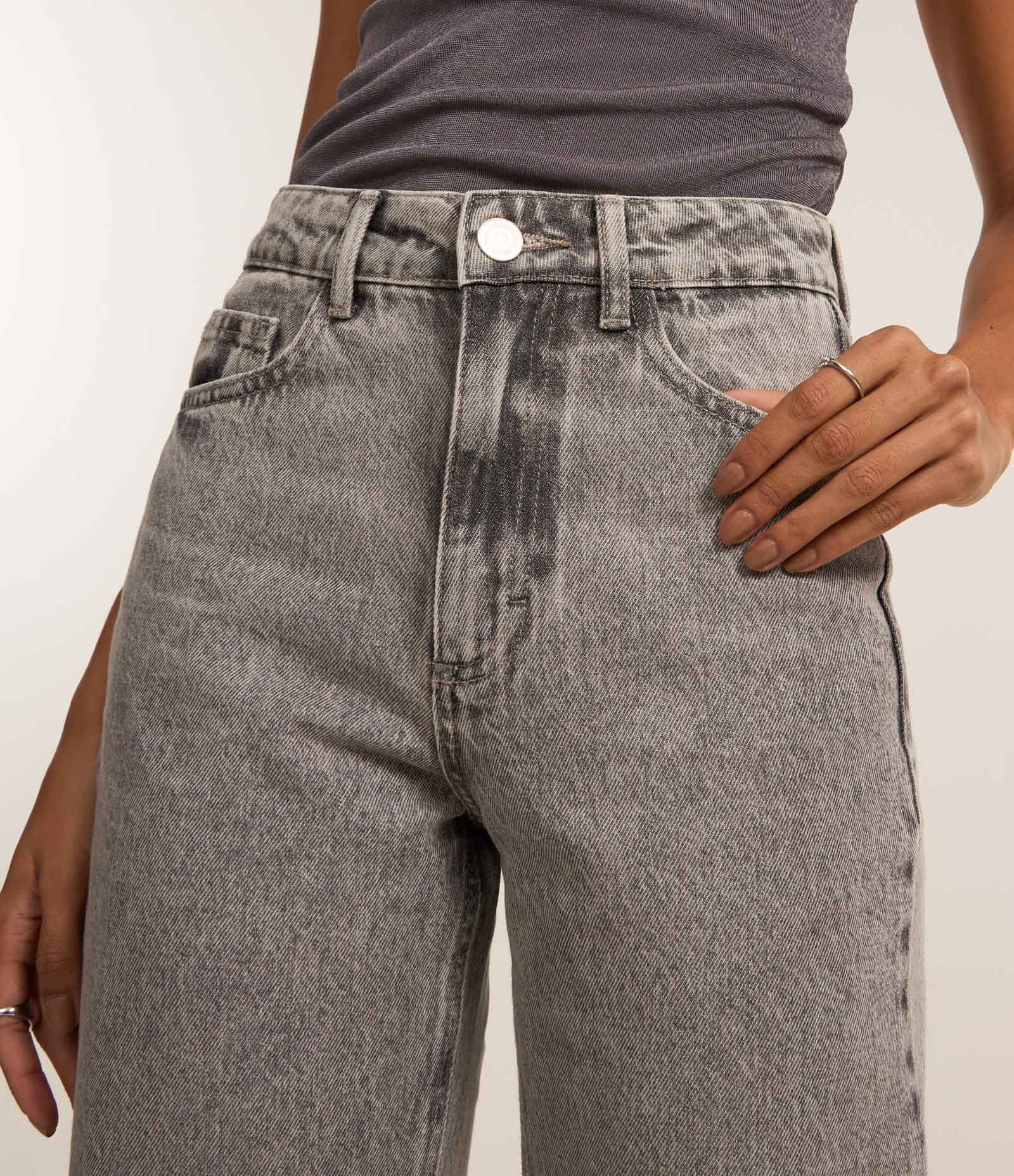 Calça Cropped Reta Jeans com Lavagem Clássica Cinza 4