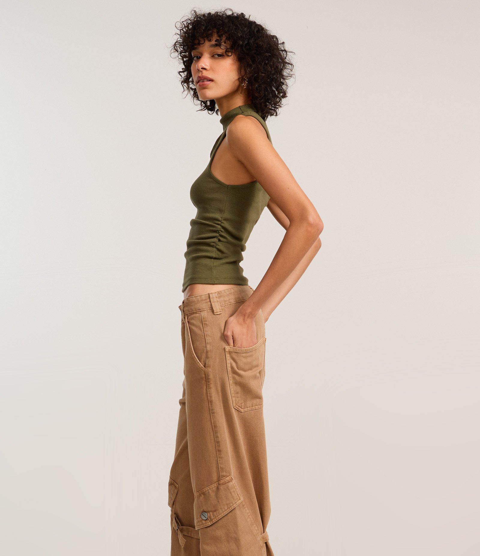 Calça Flare em Jeans com Bolsos Cargo Assimétricos e Aletas Marrom 2