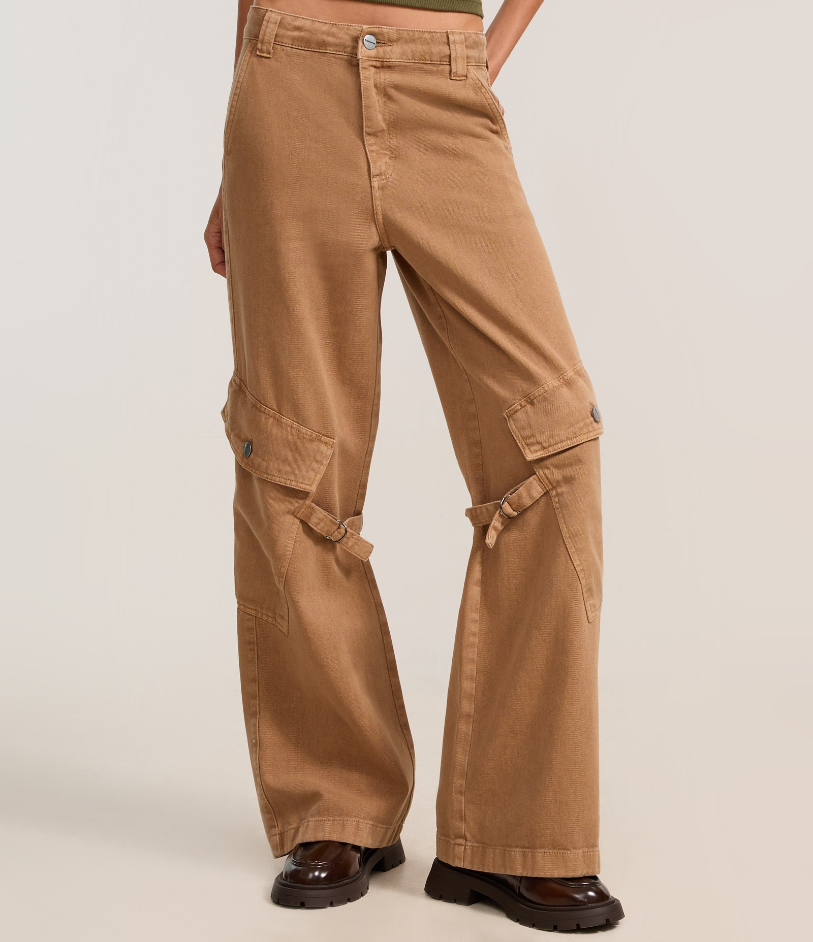 Calça Flare em Jeans com Bolsos Cargo Assimétricos e Aletas Marrom 3