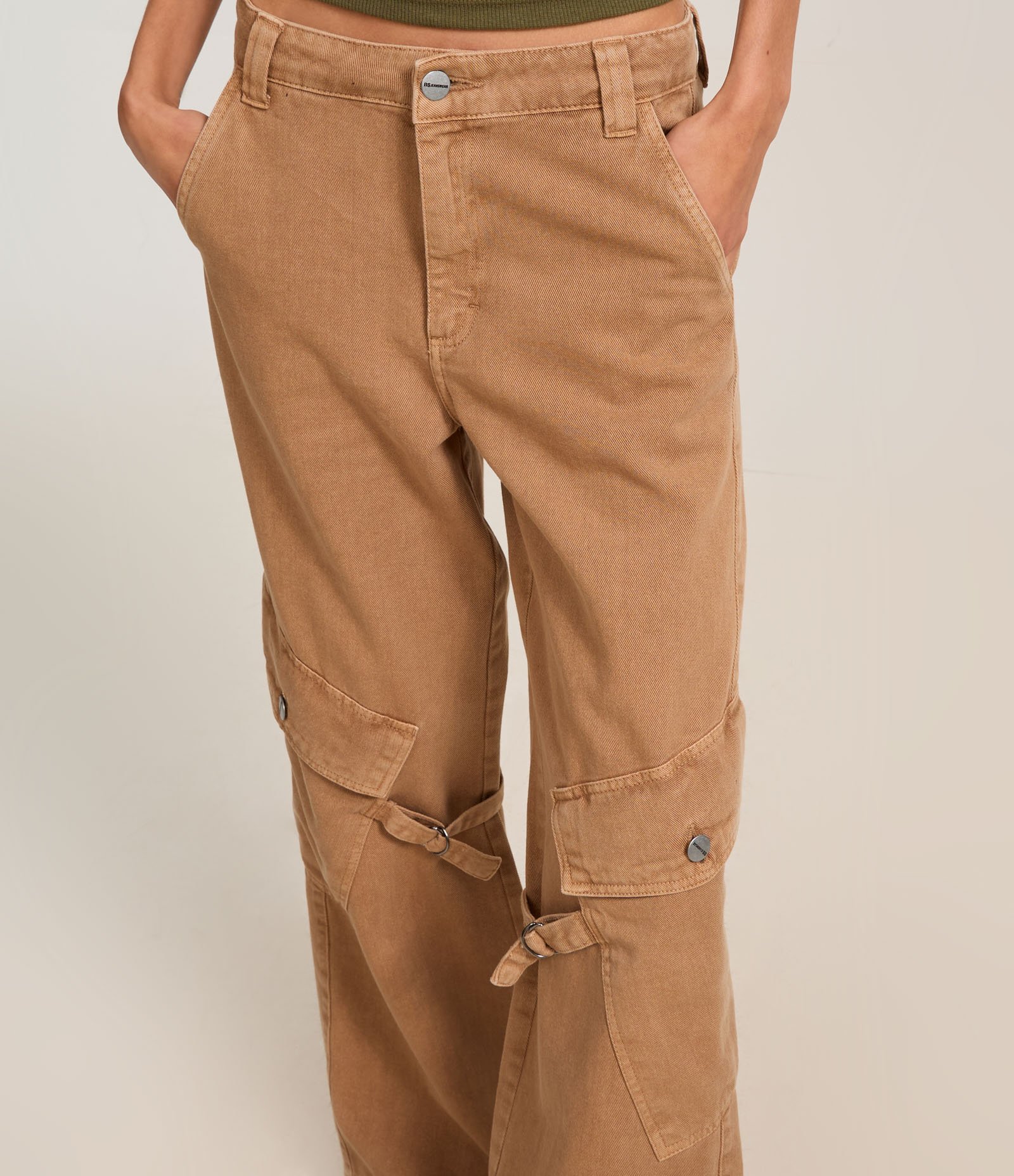 Calça Flare em Jeans com Bolsos Cargo Assimétricos e Aletas Marrom 4