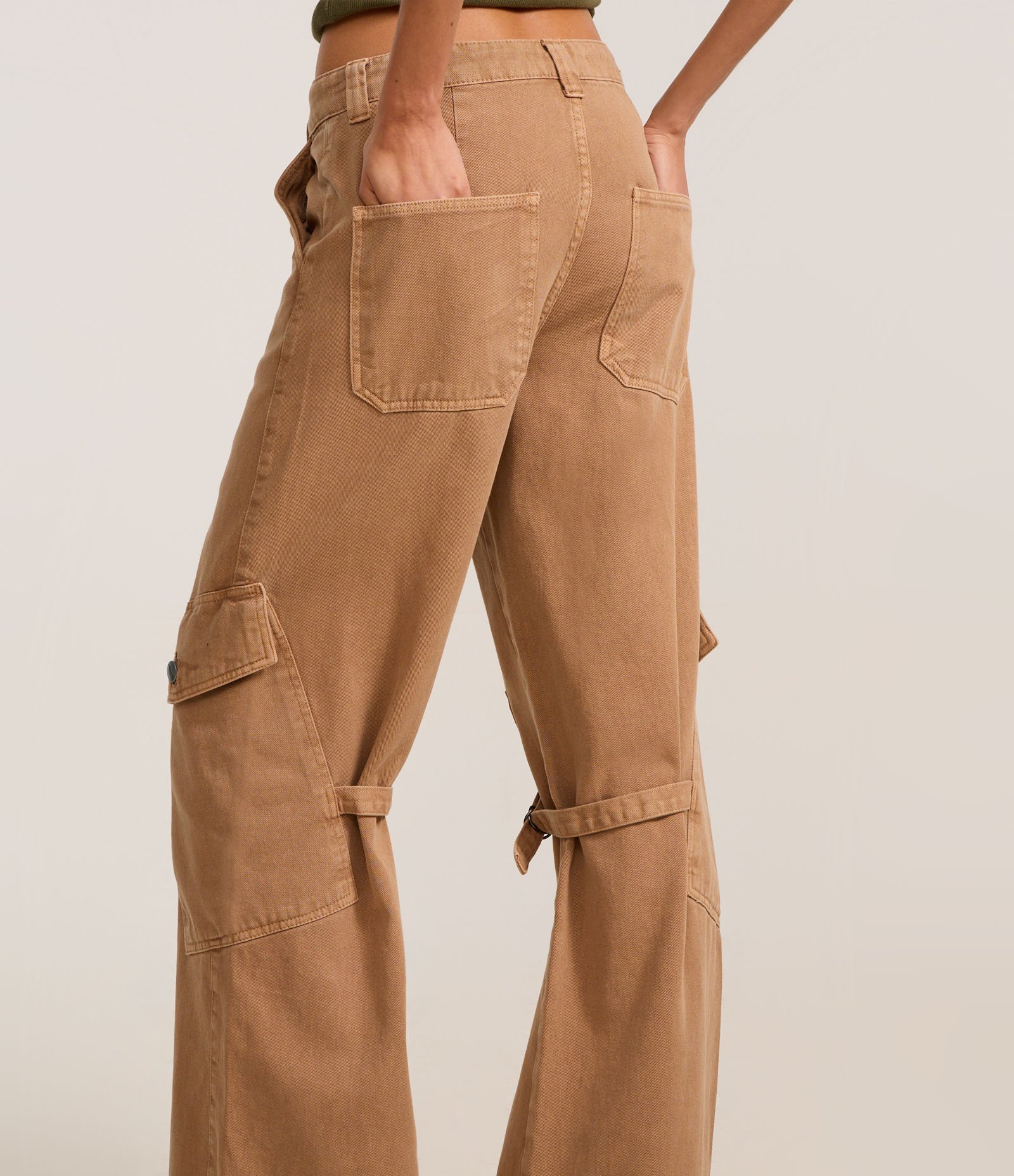 Calça Flare em Jeans com Bolsos Cargo Assimétricos e Aletas Marrom 5