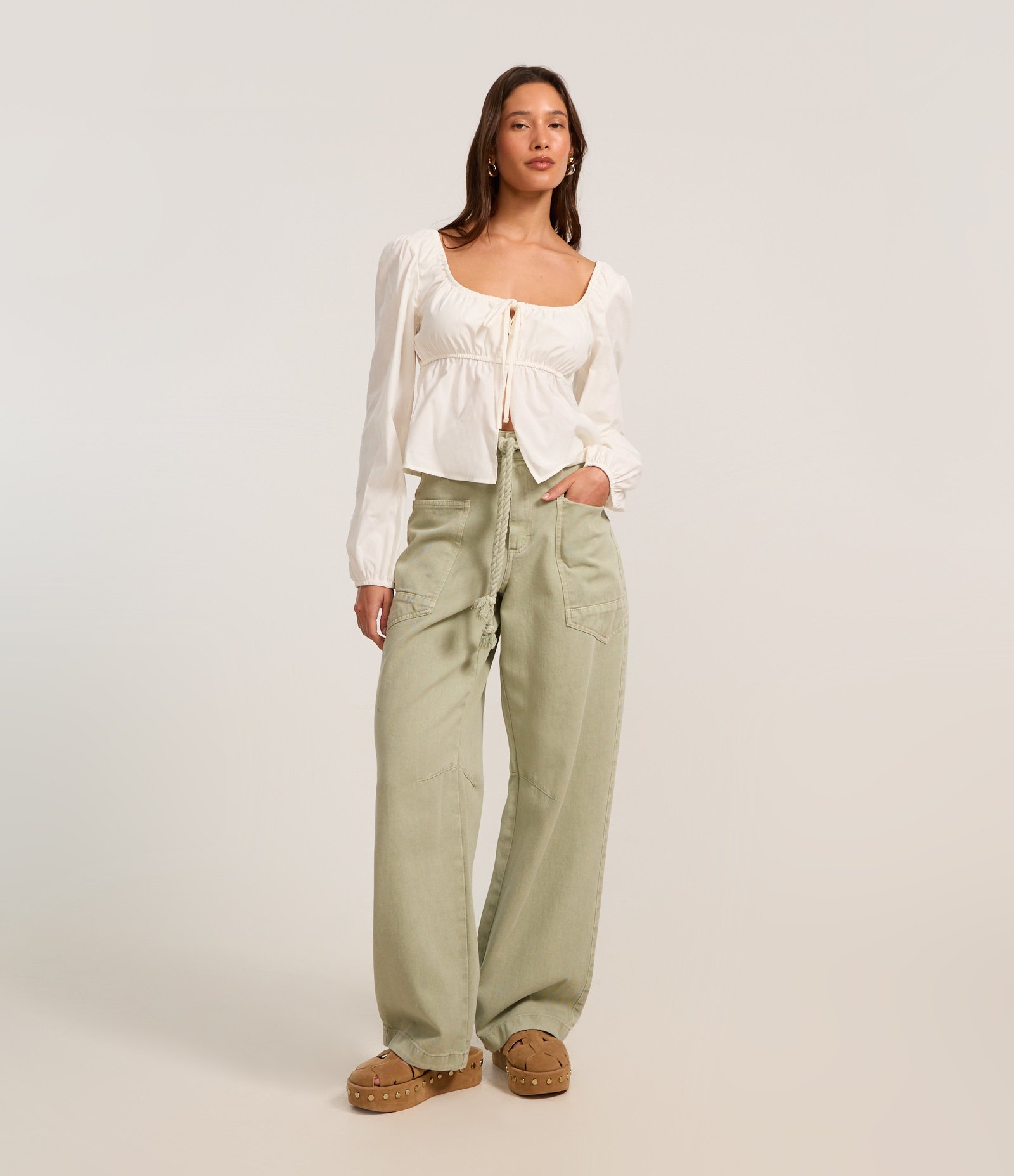 Calça Balloon em Jeans com Amarração na Cintura e Detalhe de Recortes Verde 1