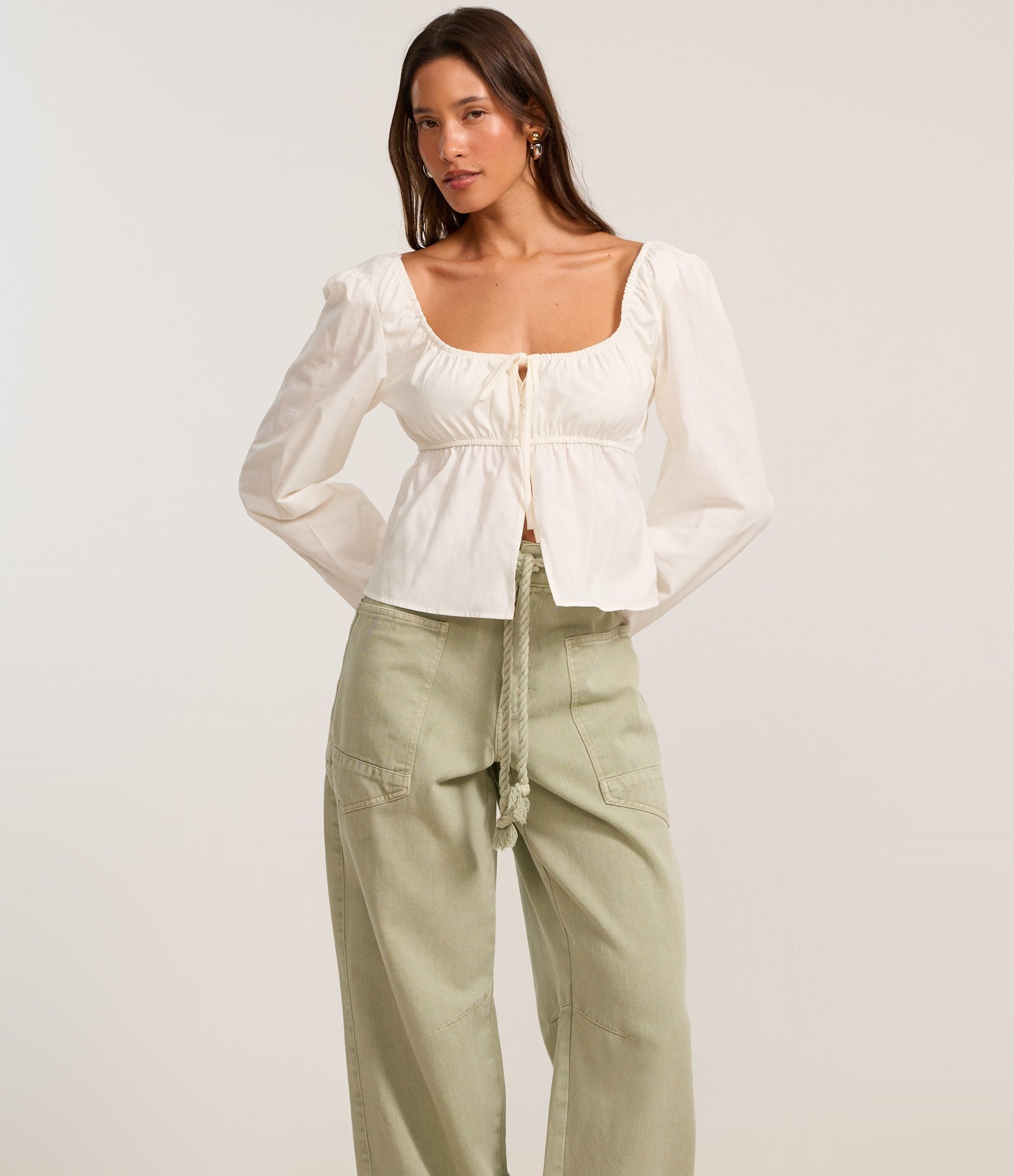 Calça Balloon em Jeans com Amarração na Cintura e Detalhe de Recortes Verde 2