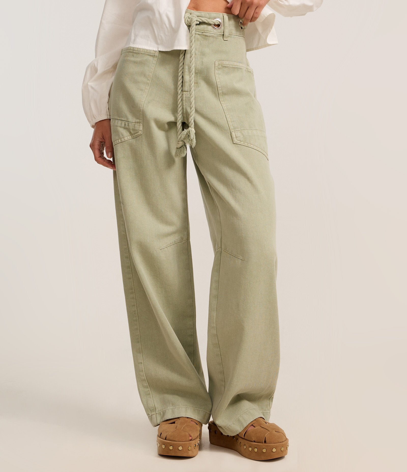 Calça Balloon em Jeans com Amarração na Cintura e Detalhe de Recortes Verde 3