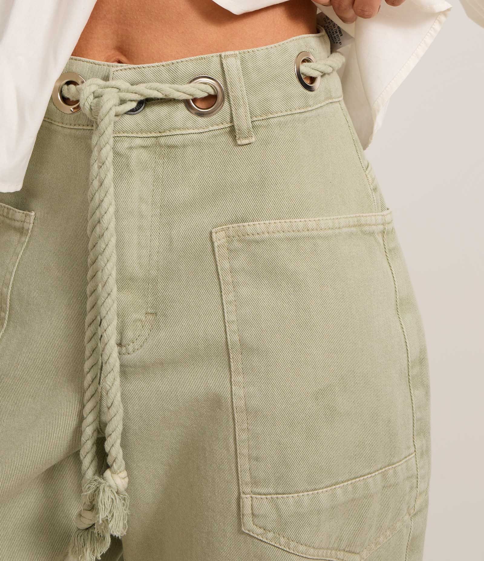 Calça Balloon em Jeans com Amarração na Cintura e Detalhe de Recortes Verde 4