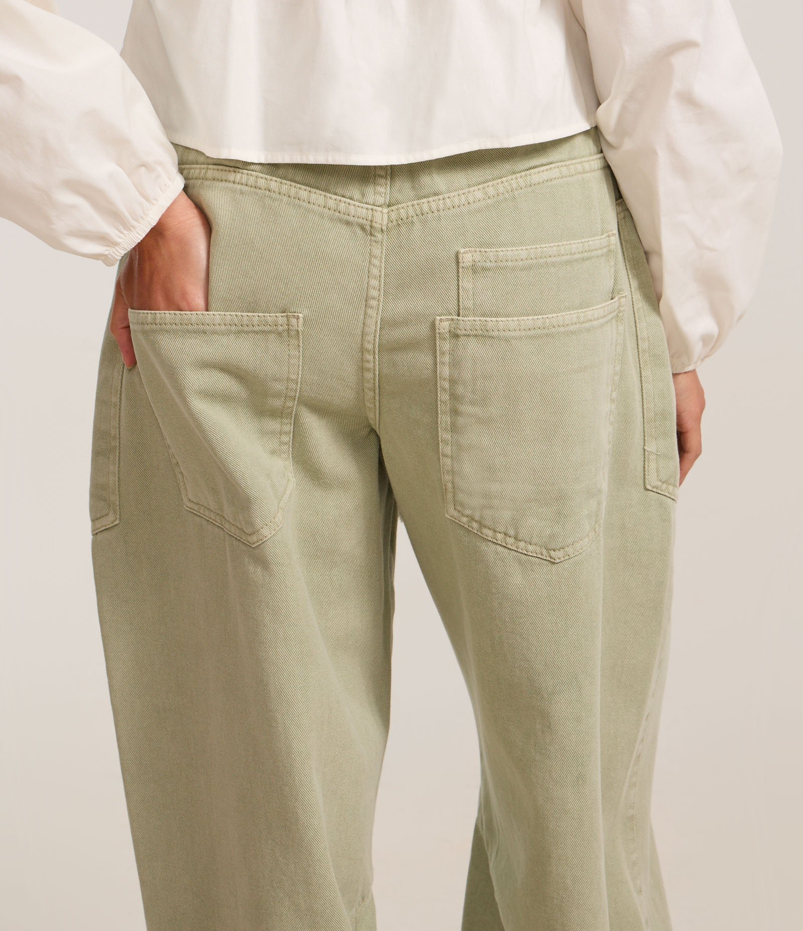 Calça Balloon em Jeans com Amarração na Cintura e Detalhe de Recortes Verde 5
