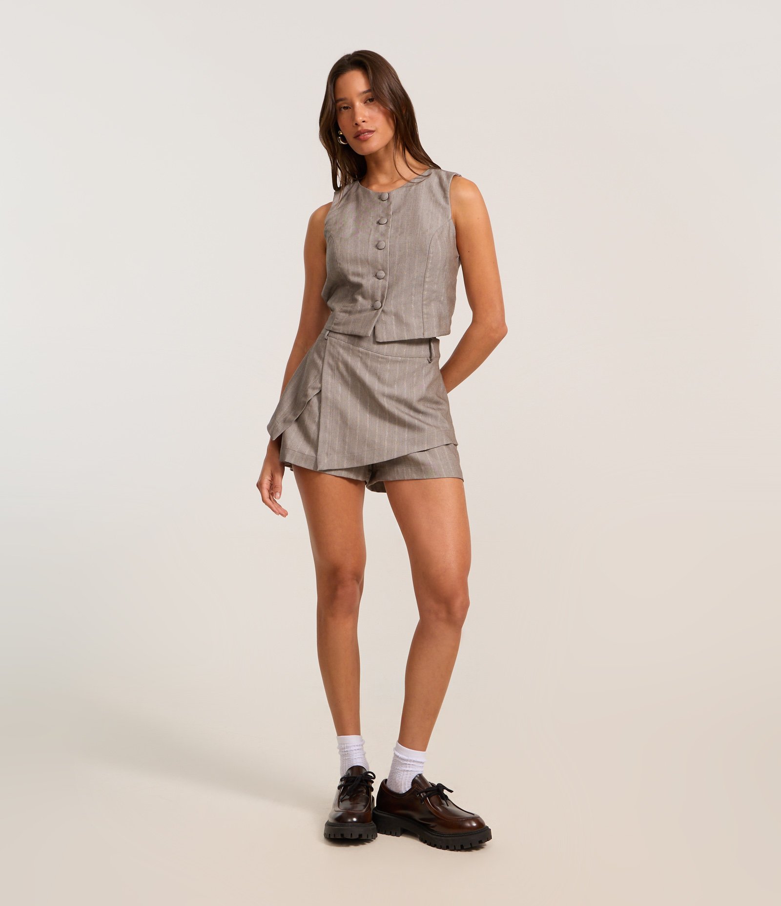 Short Saia em Alfaiataria com Listras e Cintura Baixa Cinza 1