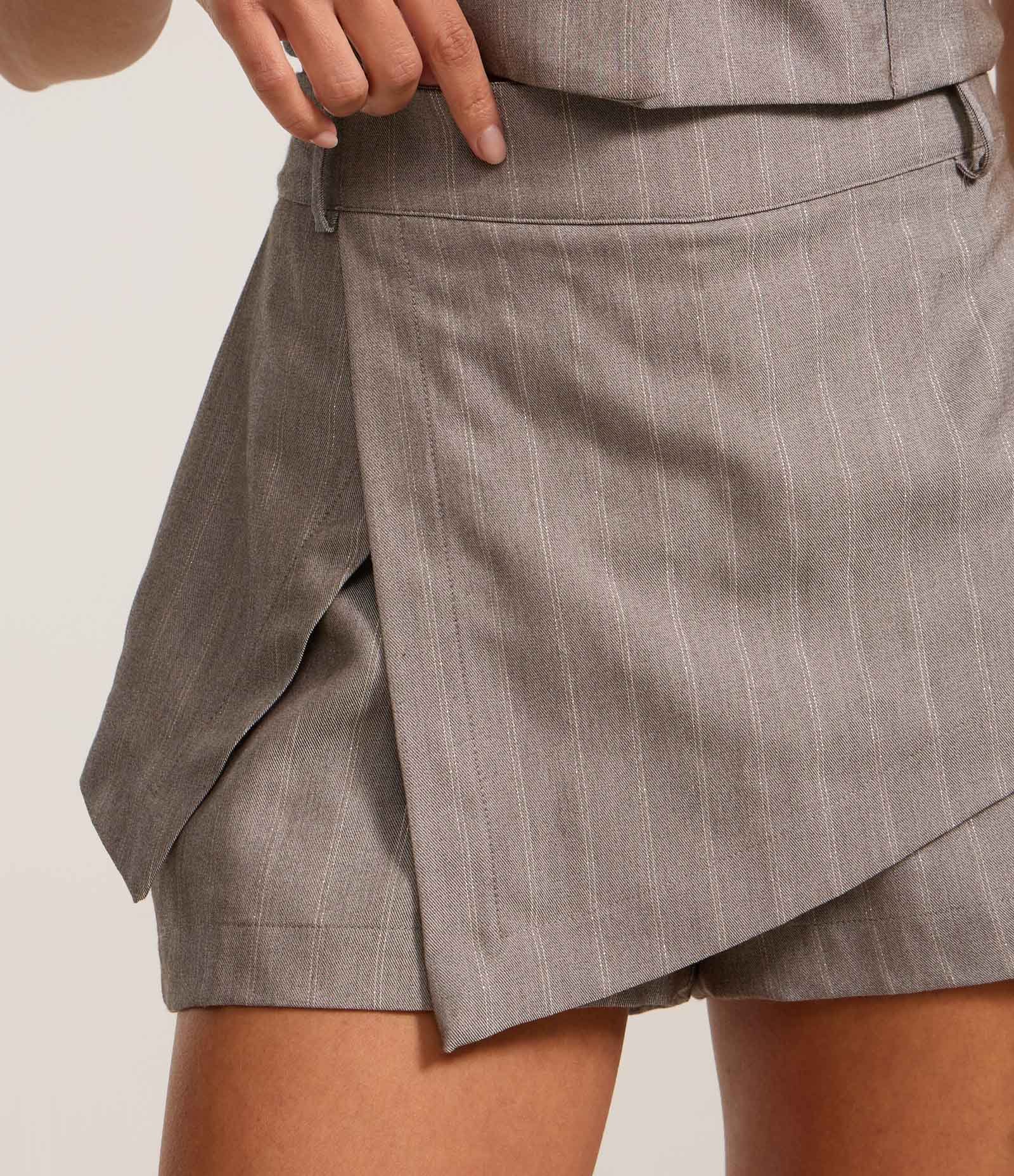Short Saia em Alfaiataria com Listras e Cintura Baixa Cinza 4