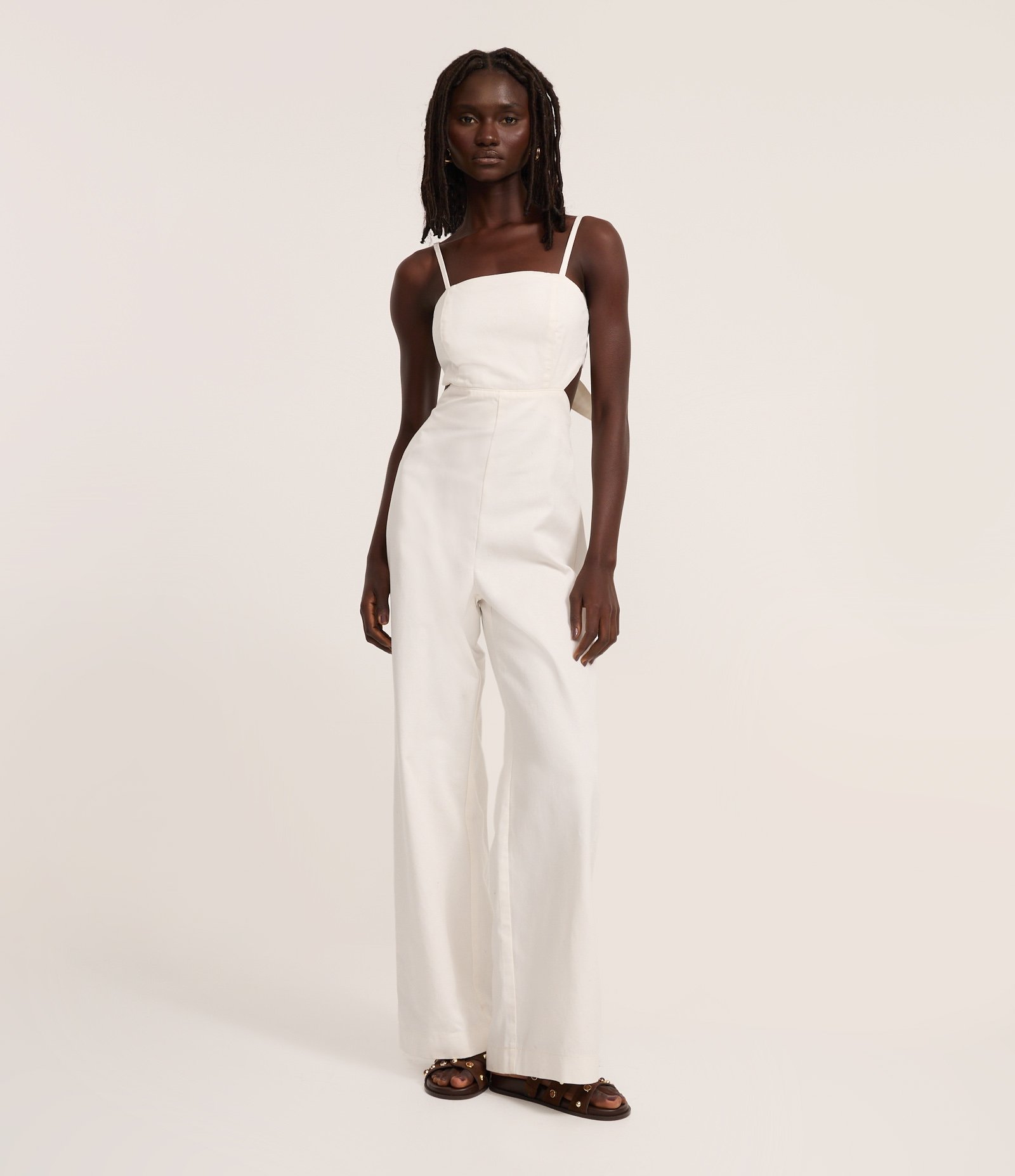 Macacão Longo em Sarja com Recorte na Cintura e Laço Branco 1