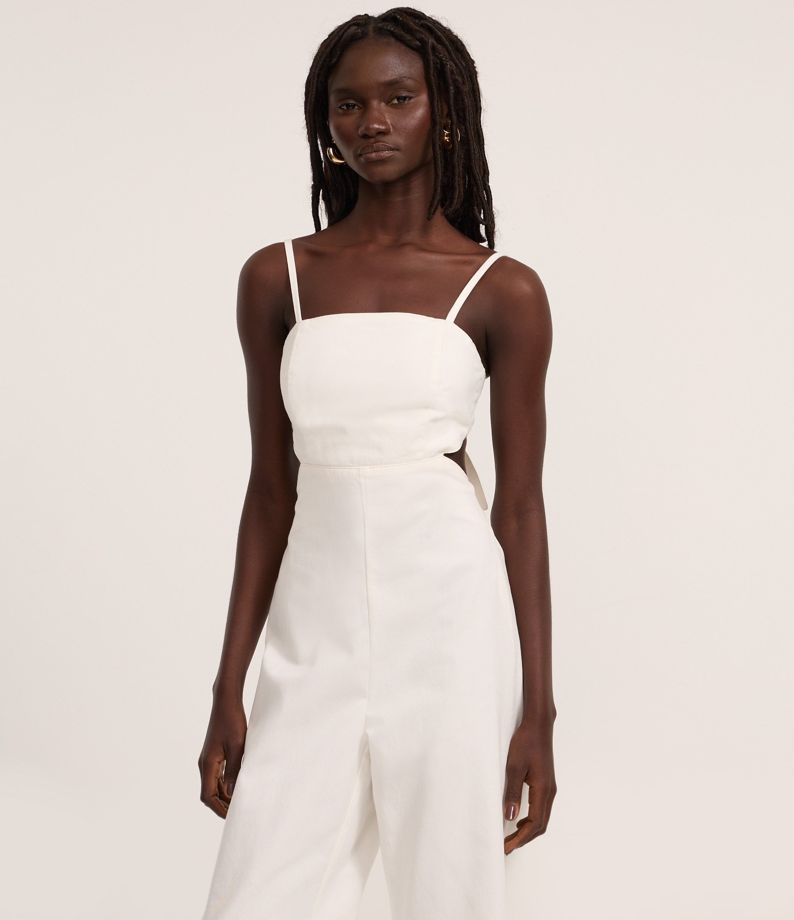 Macacão Longo em Sarja com Recorte na Cintura e Laço Branco 2