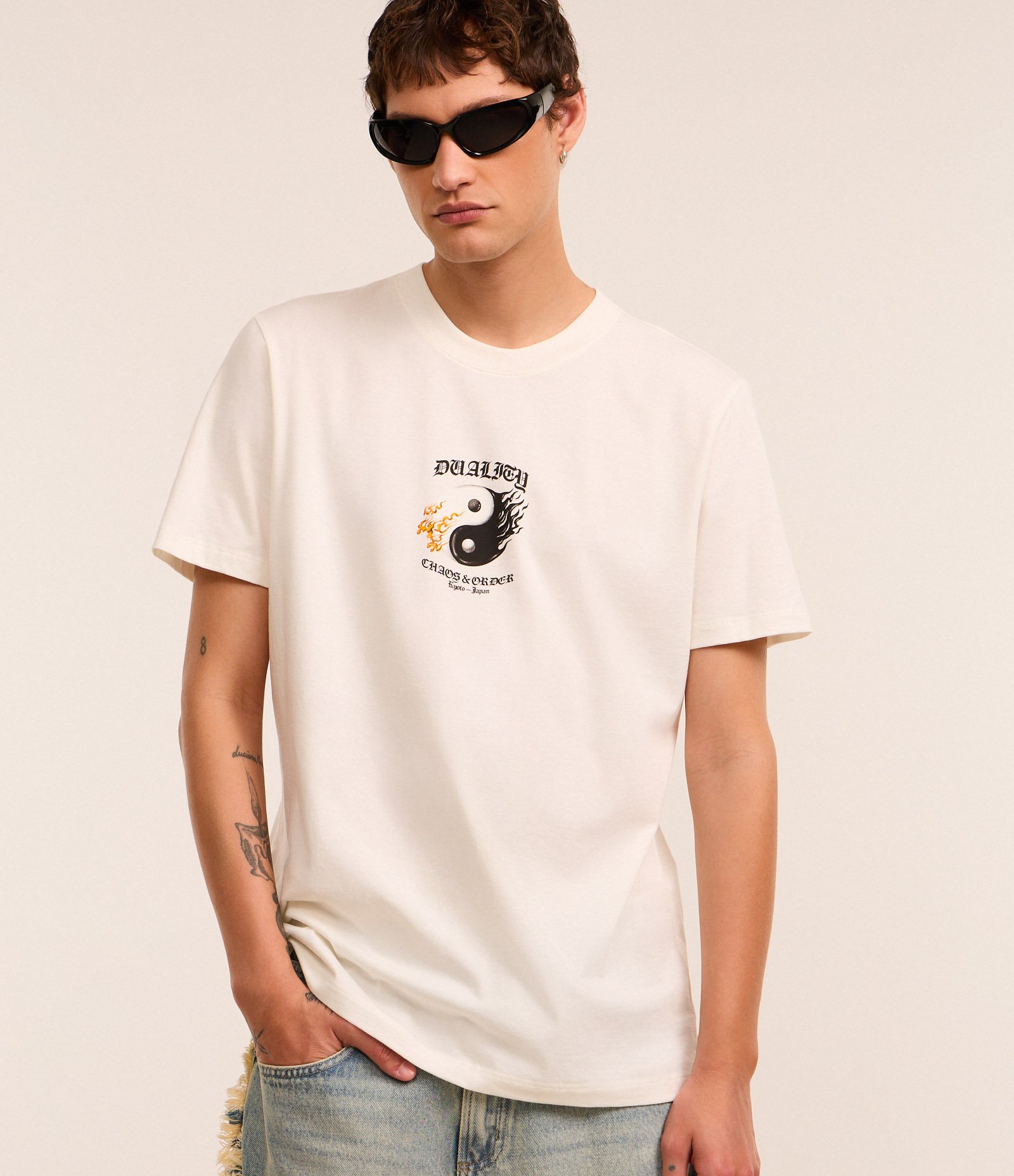 Camiseta T-Shirt em Algodão com Estampa Duality Chaos Order Bege 2