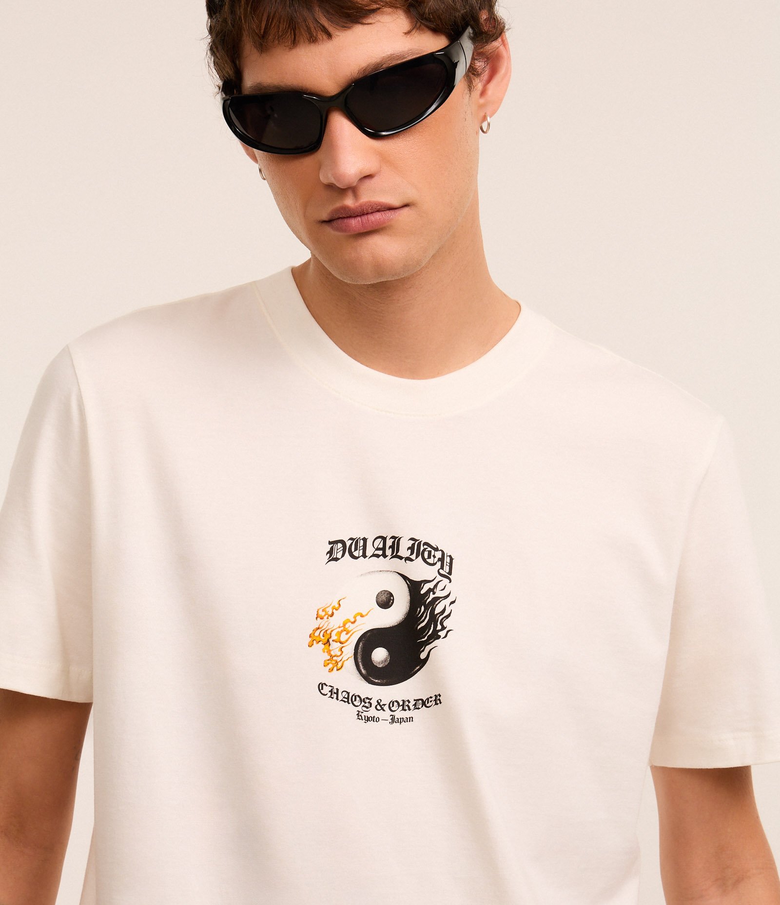 Camiseta T-Shirt em Algodão com Estampa Duality Chaos Order Bege 4