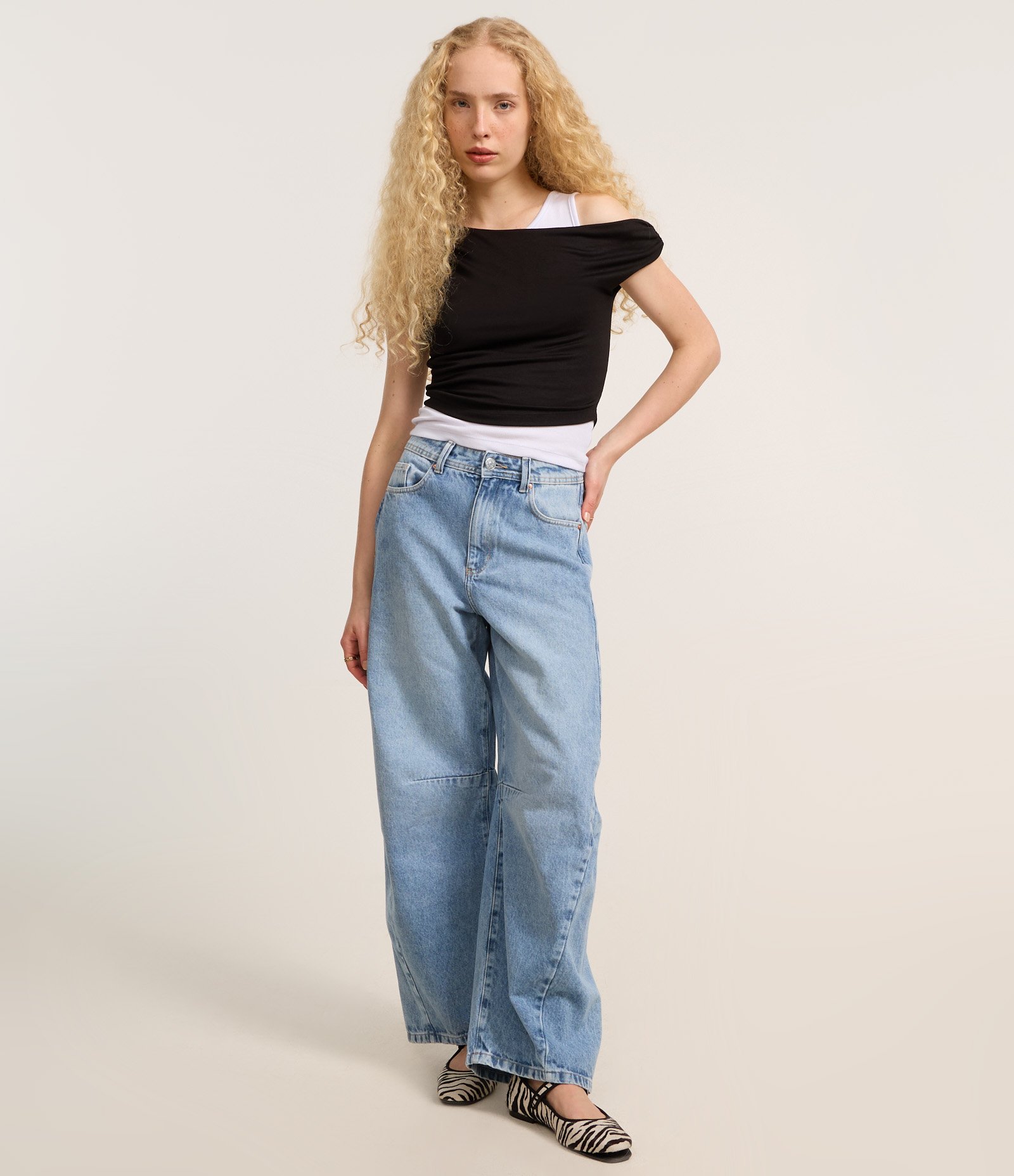 Blusa Regata Dupla com Sobreposição Ombro Caído e Drapeados Preto/Branco 2