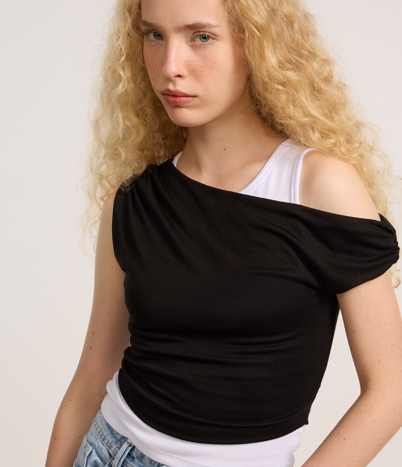 Blusa Regata Dupla com Sobreposição Ombro Caído e Drapeados Preto/Branco 3