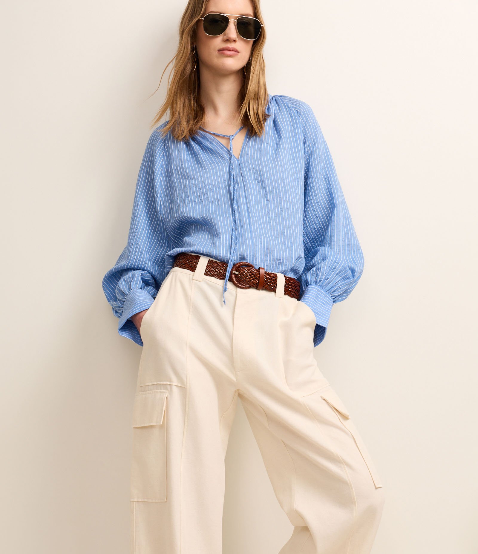 Calça Wide Leg em Sarja Alfaiatada com Bolso Cargo Bege 2