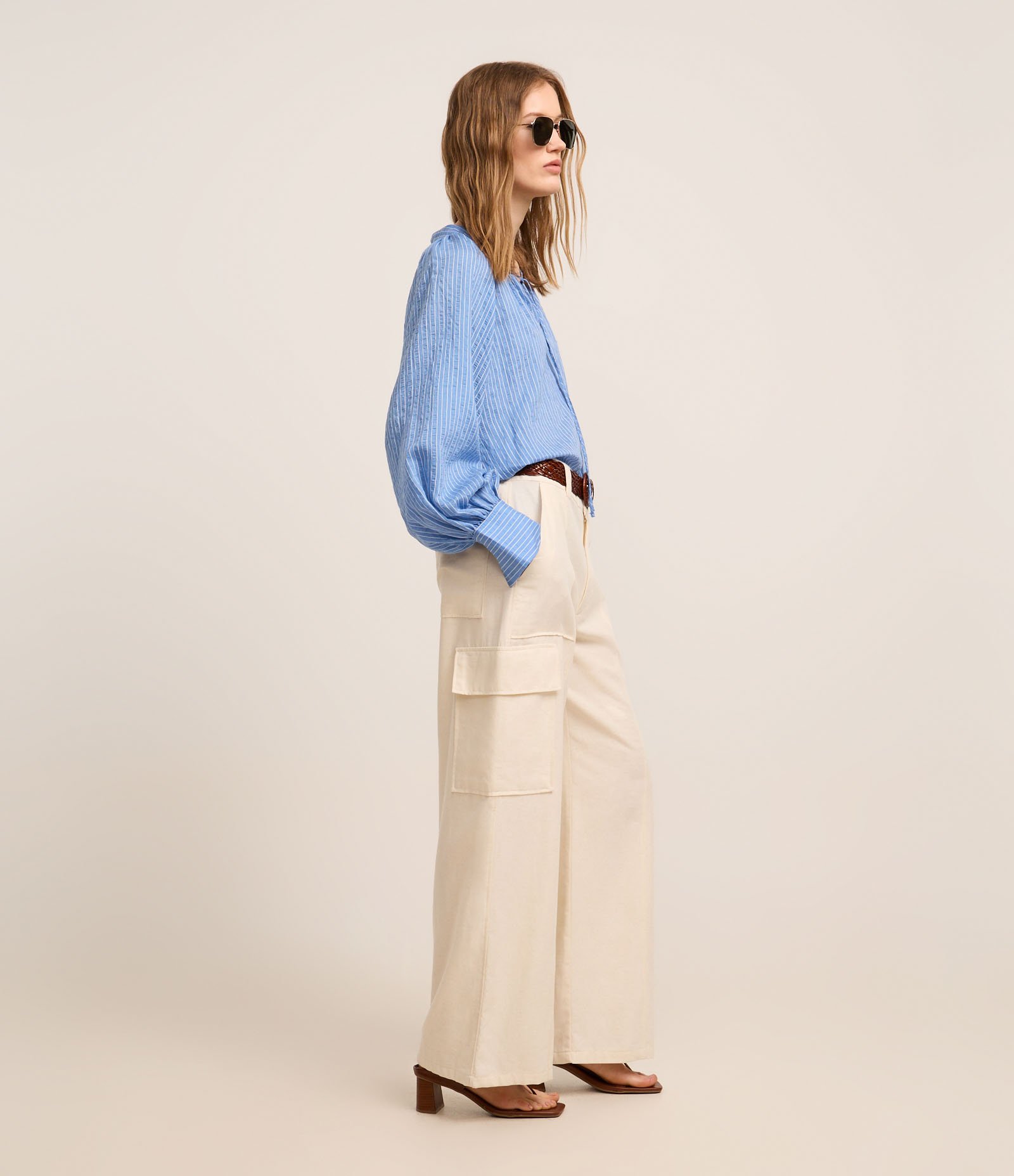 Calça Wide Leg em Sarja Alfaiatada com Bolso Cargo Bege 5