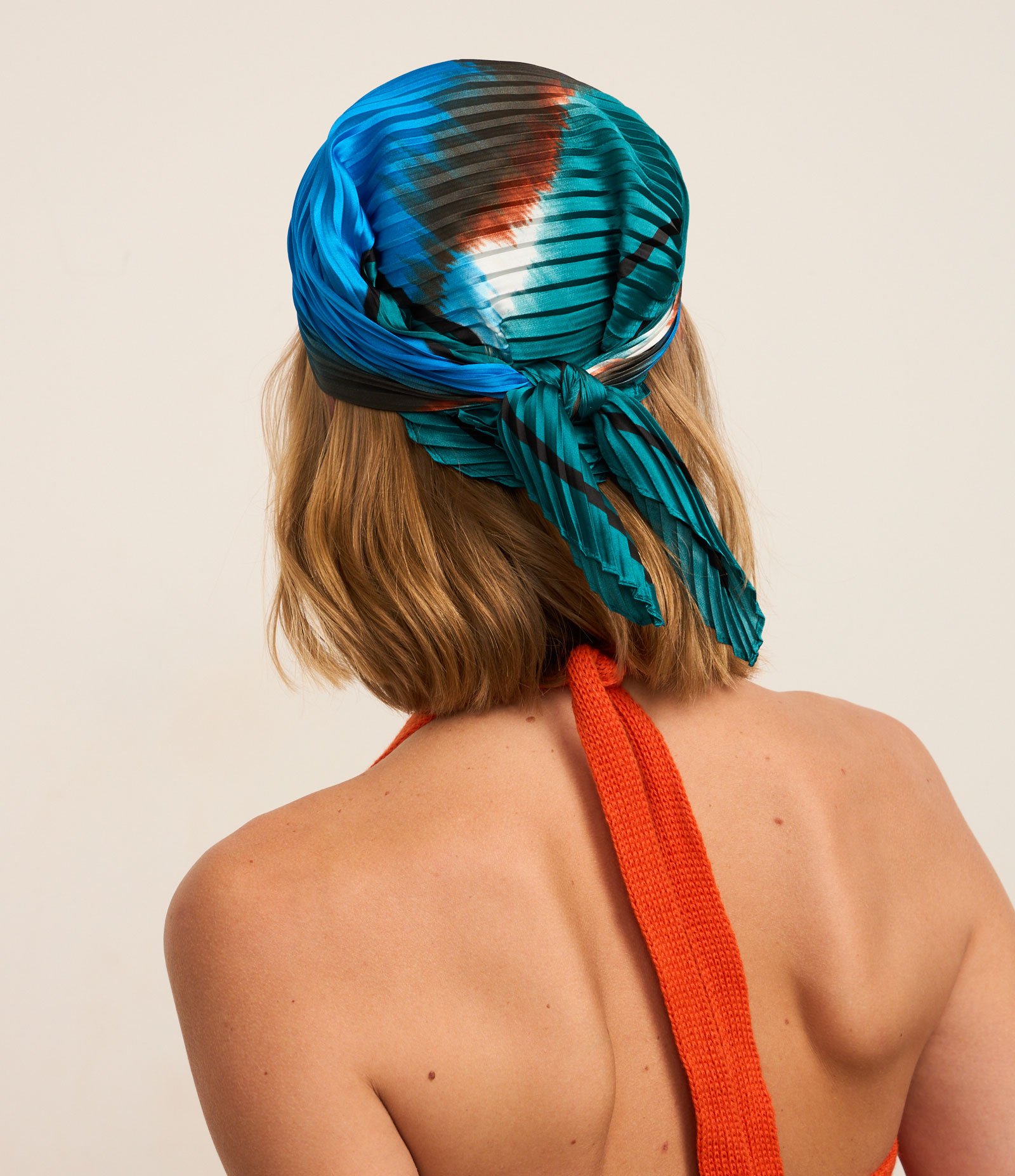 Lenço Quadrado em Cetim Plissado com Estampa Abstrata Verde 5