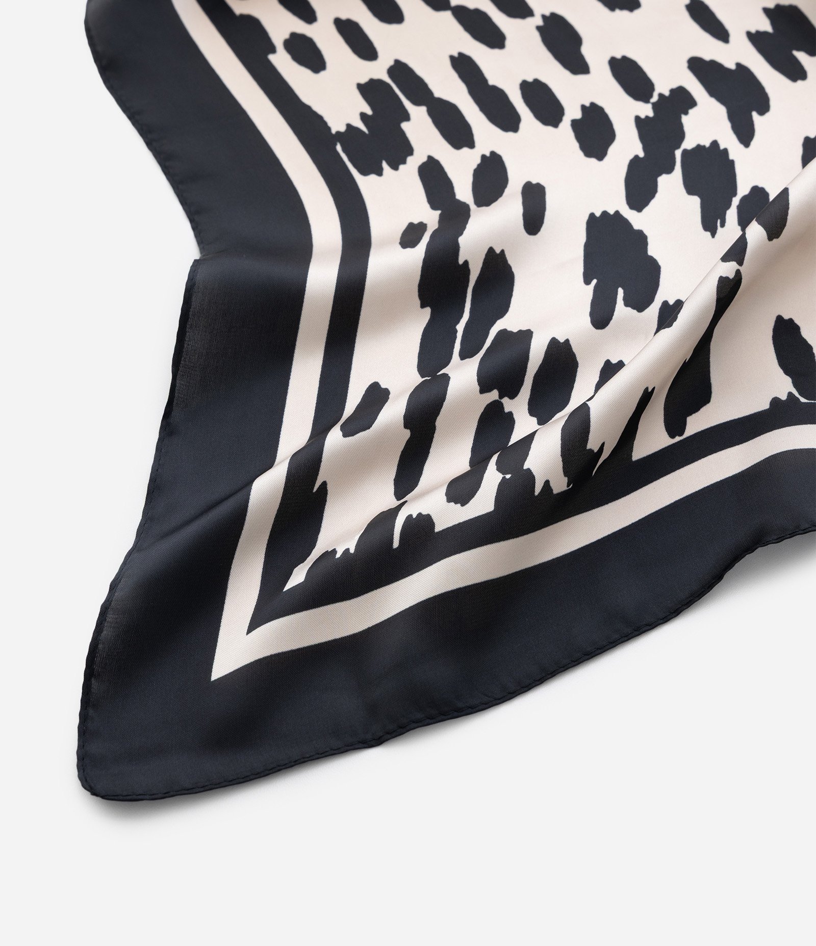 Lenço Quadrado em Cetim com Estampa de Pintinhas Preto 3