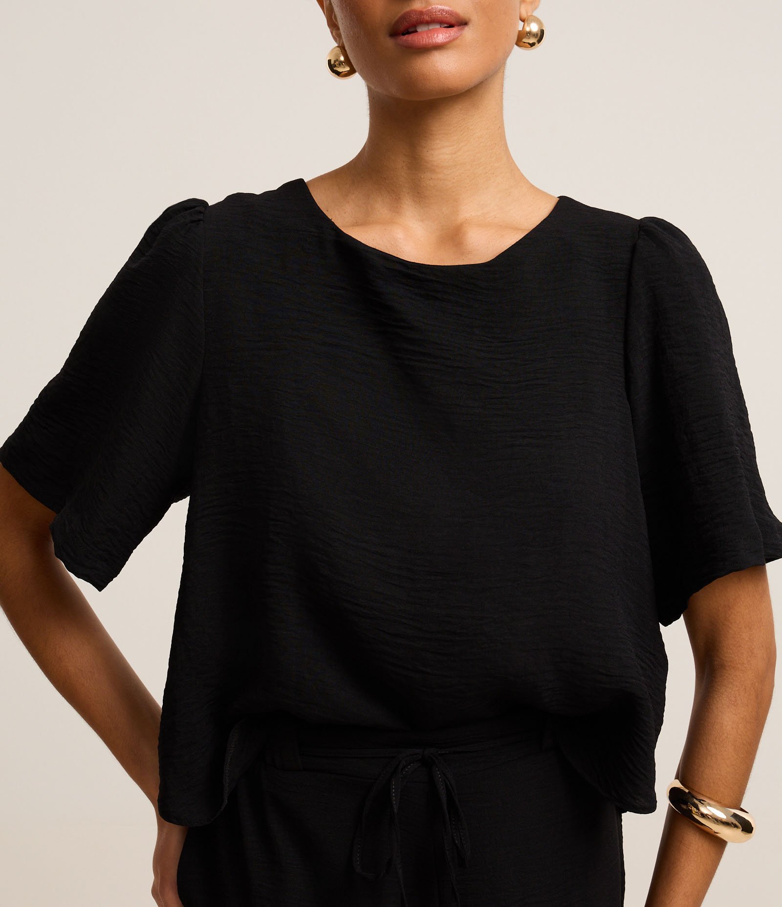 Blusa em Airflow com Manga Bufante e Abertura Gota Preto 4