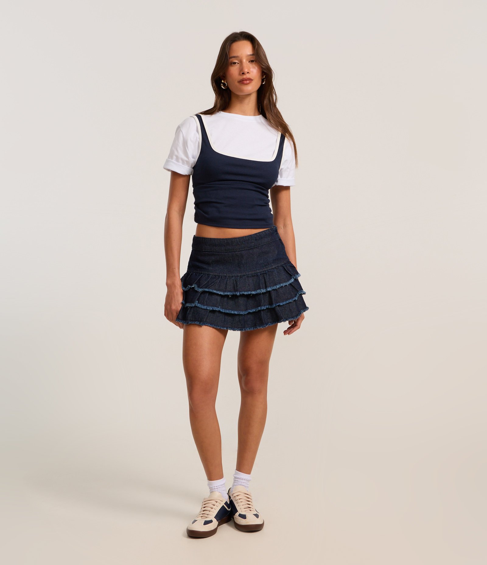 Short Saia em Jeans com Cintura Baixa e Babados na Barra Azul 1