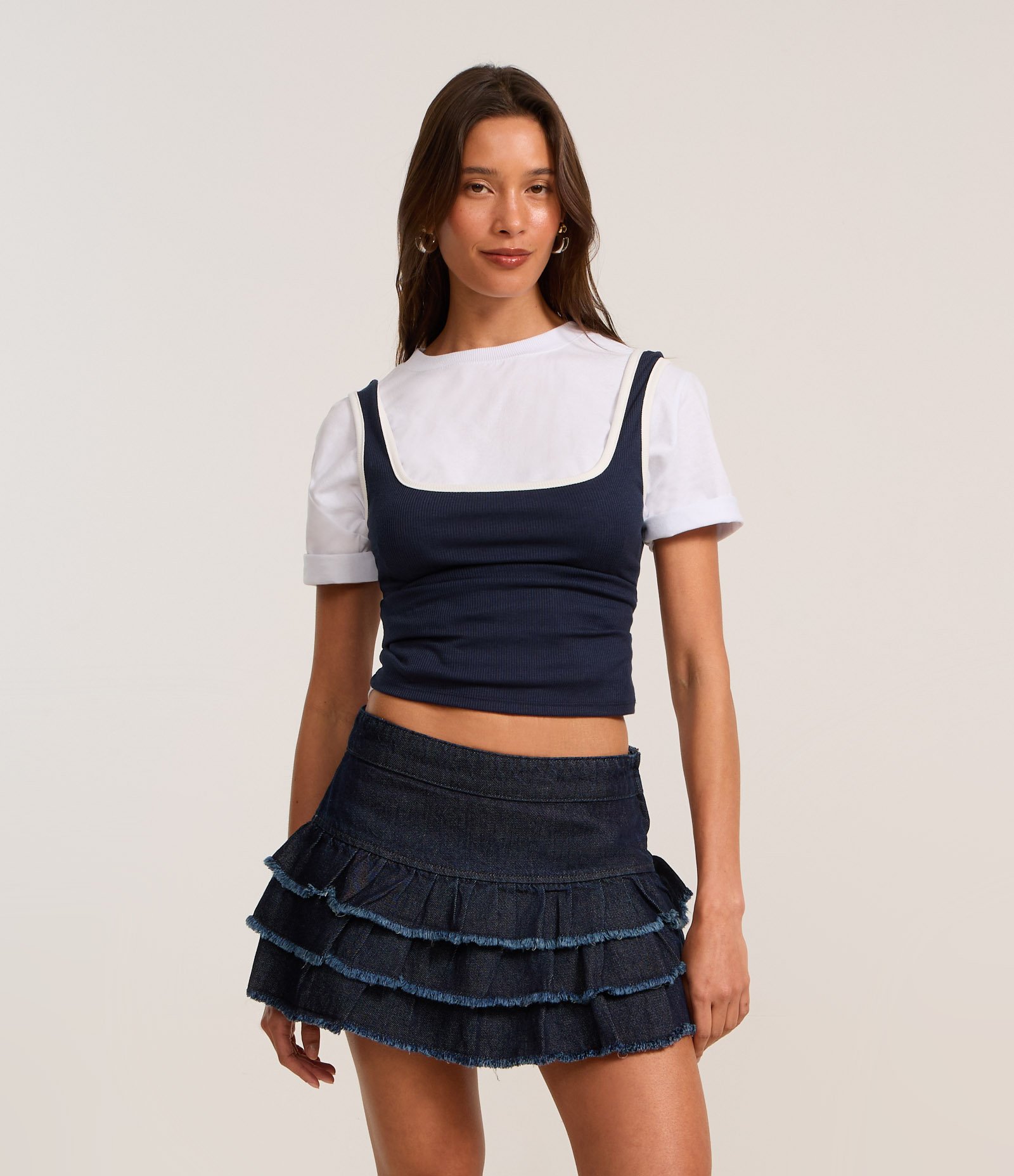 Short Saia em Jeans com Cintura Baixa e Babados na Barra Azul 2