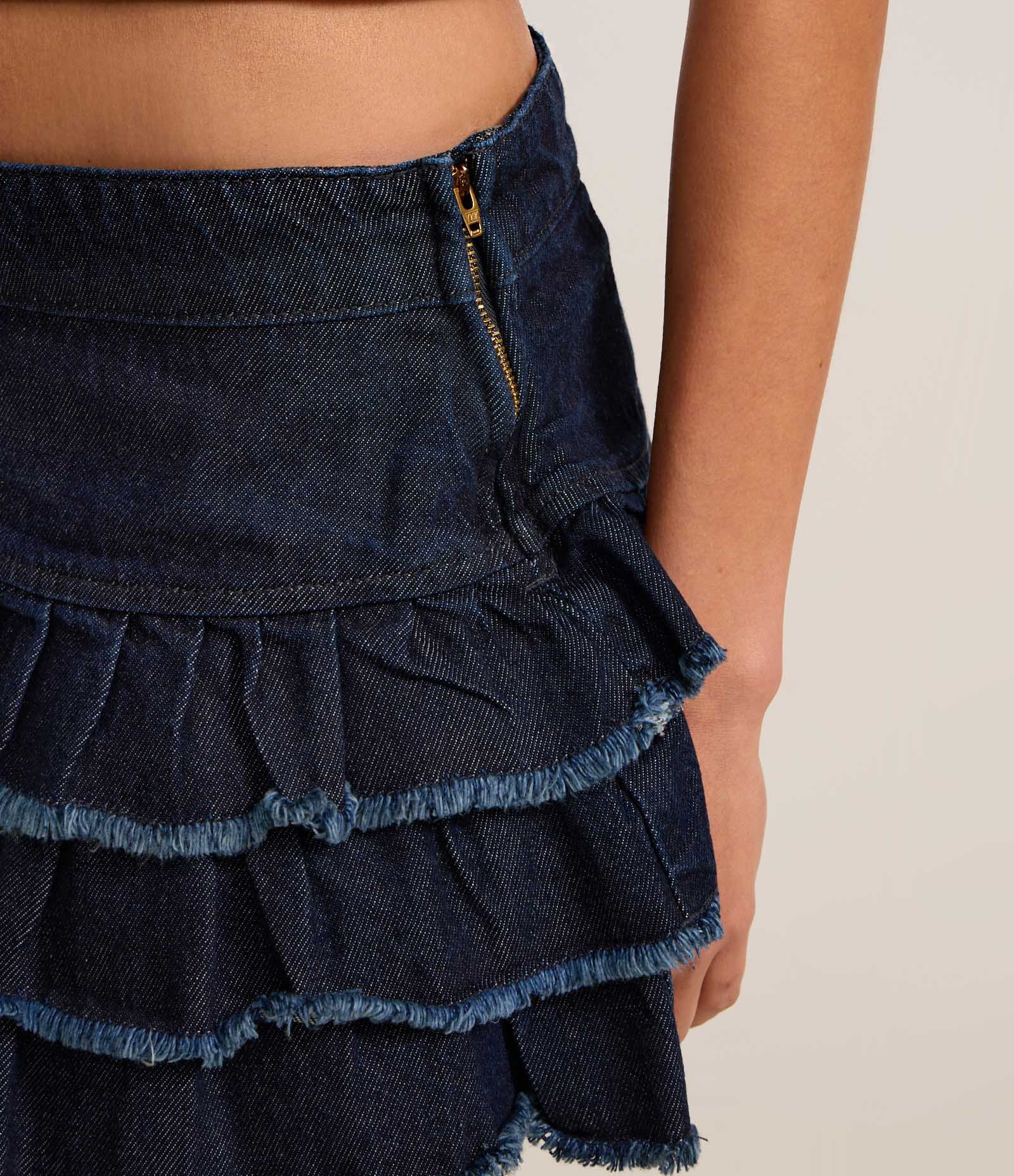 Short Saia em Jeans com Cintura Baixa e Babados na Barra Azul 4