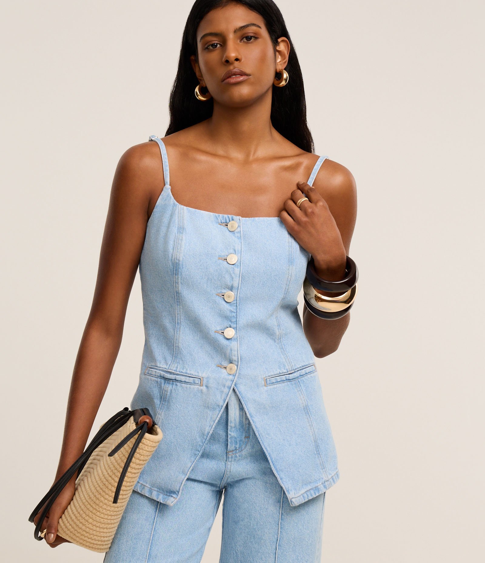 Colete Acinturado em Jeans com Botões e Barra V Azul 2