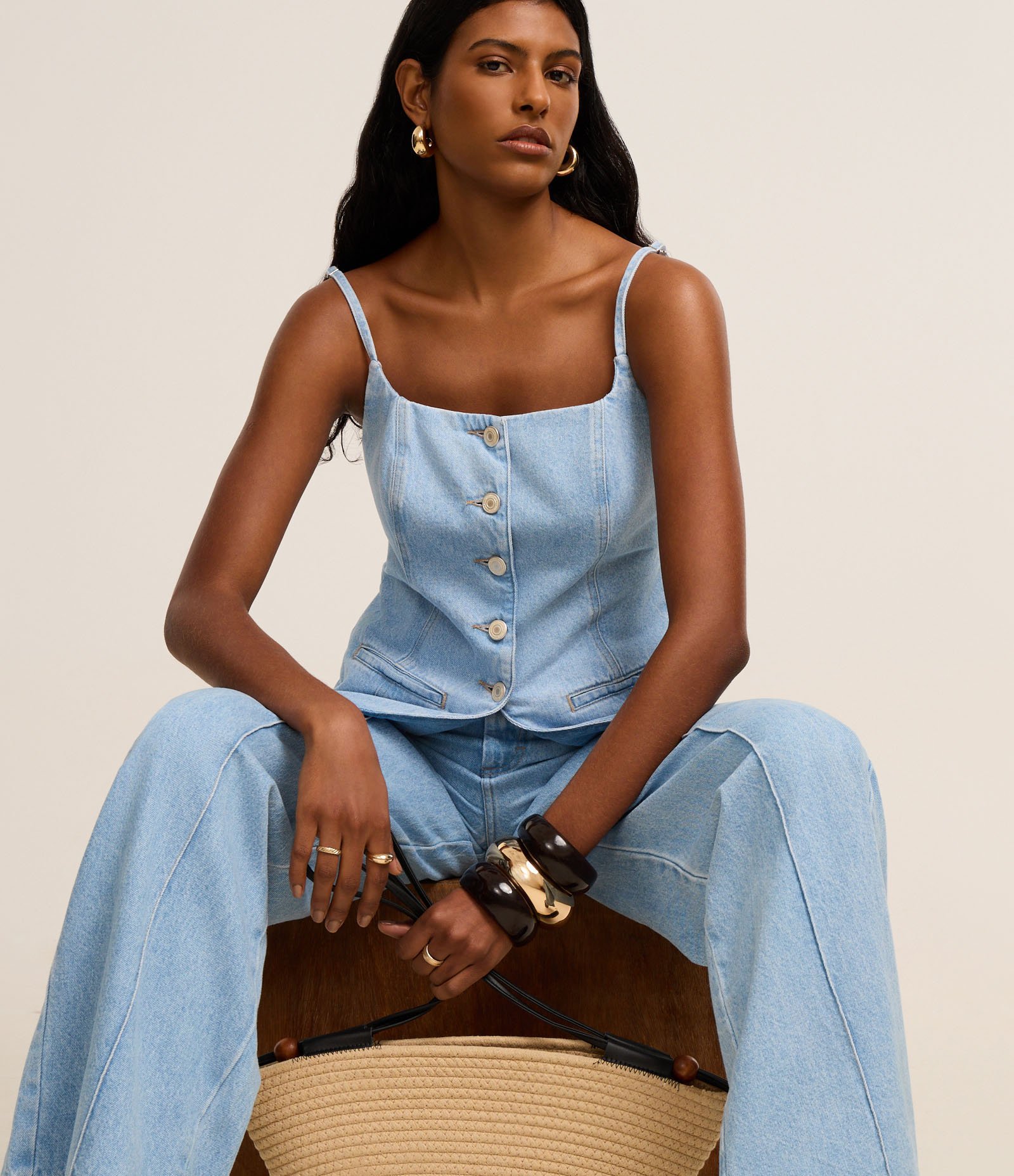 Colete Acinturado em Jeans com Botões e Barra V Azul 6