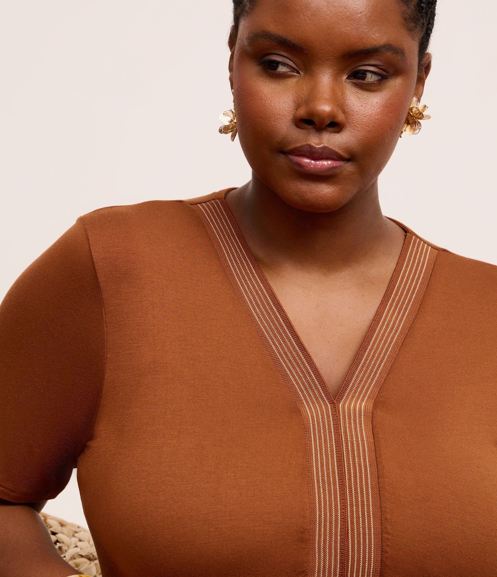 Blusa em Viscocrepe com Decote V em Retilínea Curve & Plus Size Marrom 3