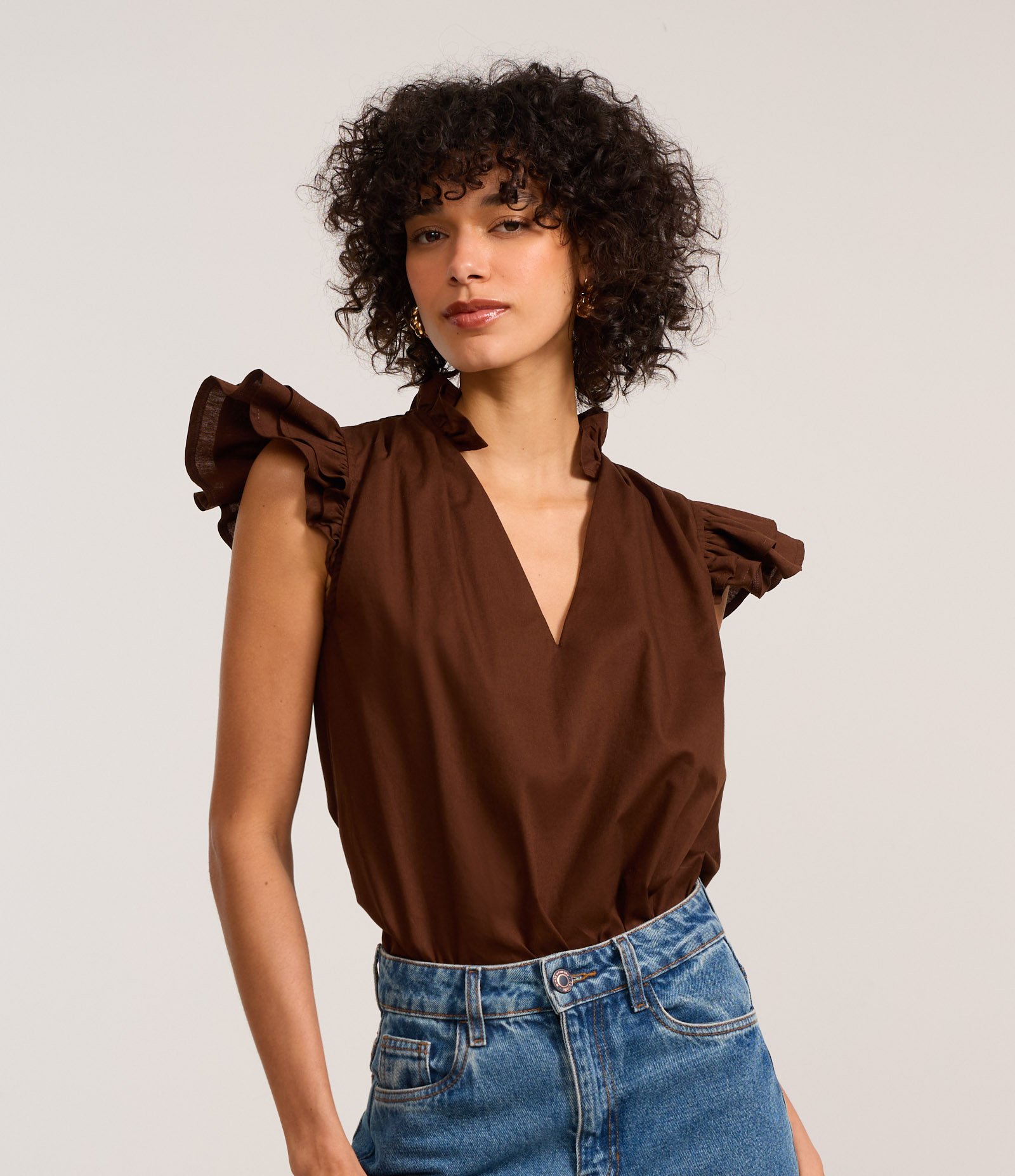 Blusa em Tricoline com Manga Borboleta e Decote em V com Gola Alta Marrom 1