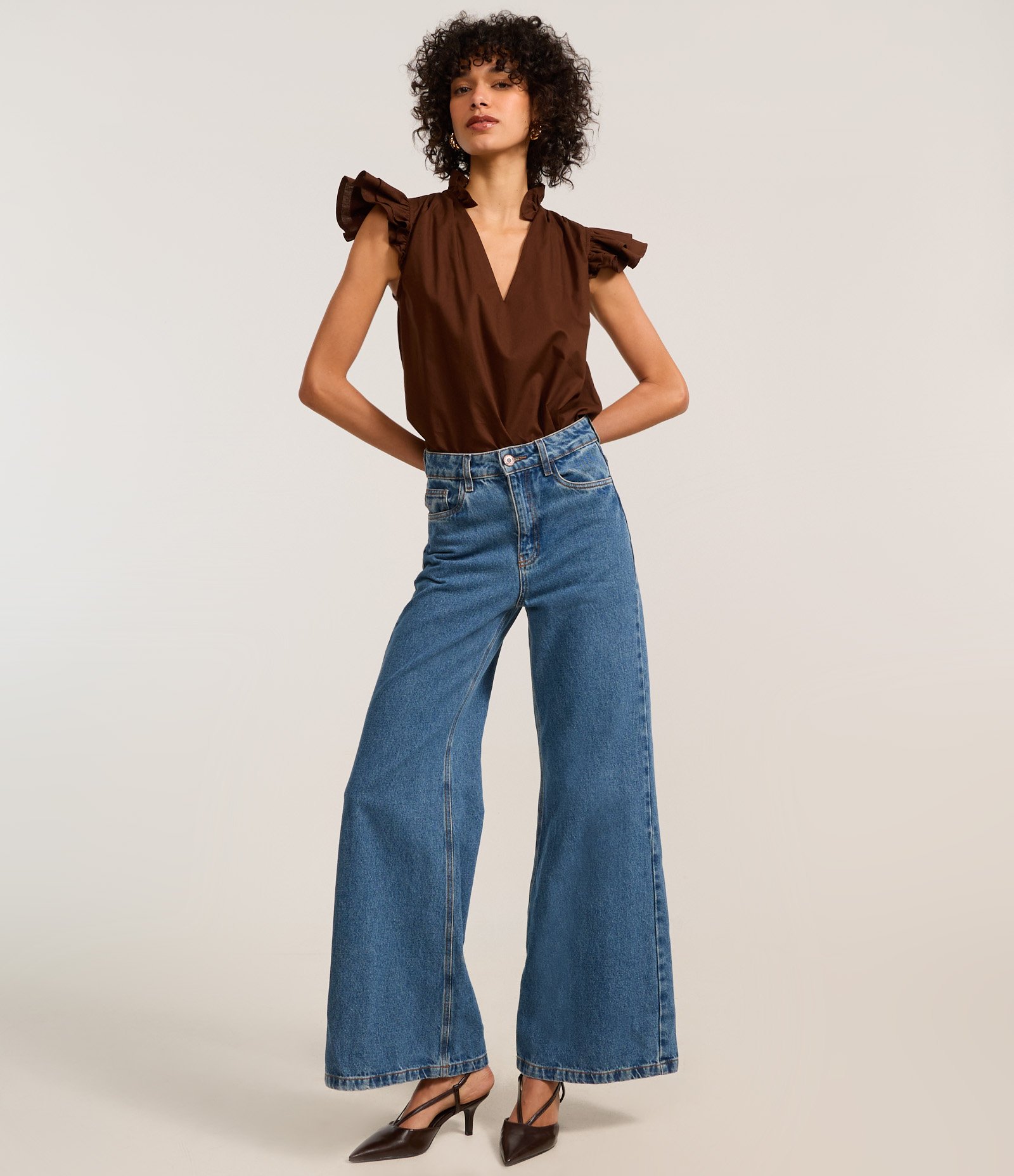 Blusa em Tricoline com Manga Borboleta e Decote em V com Gola Alta Marrom 2